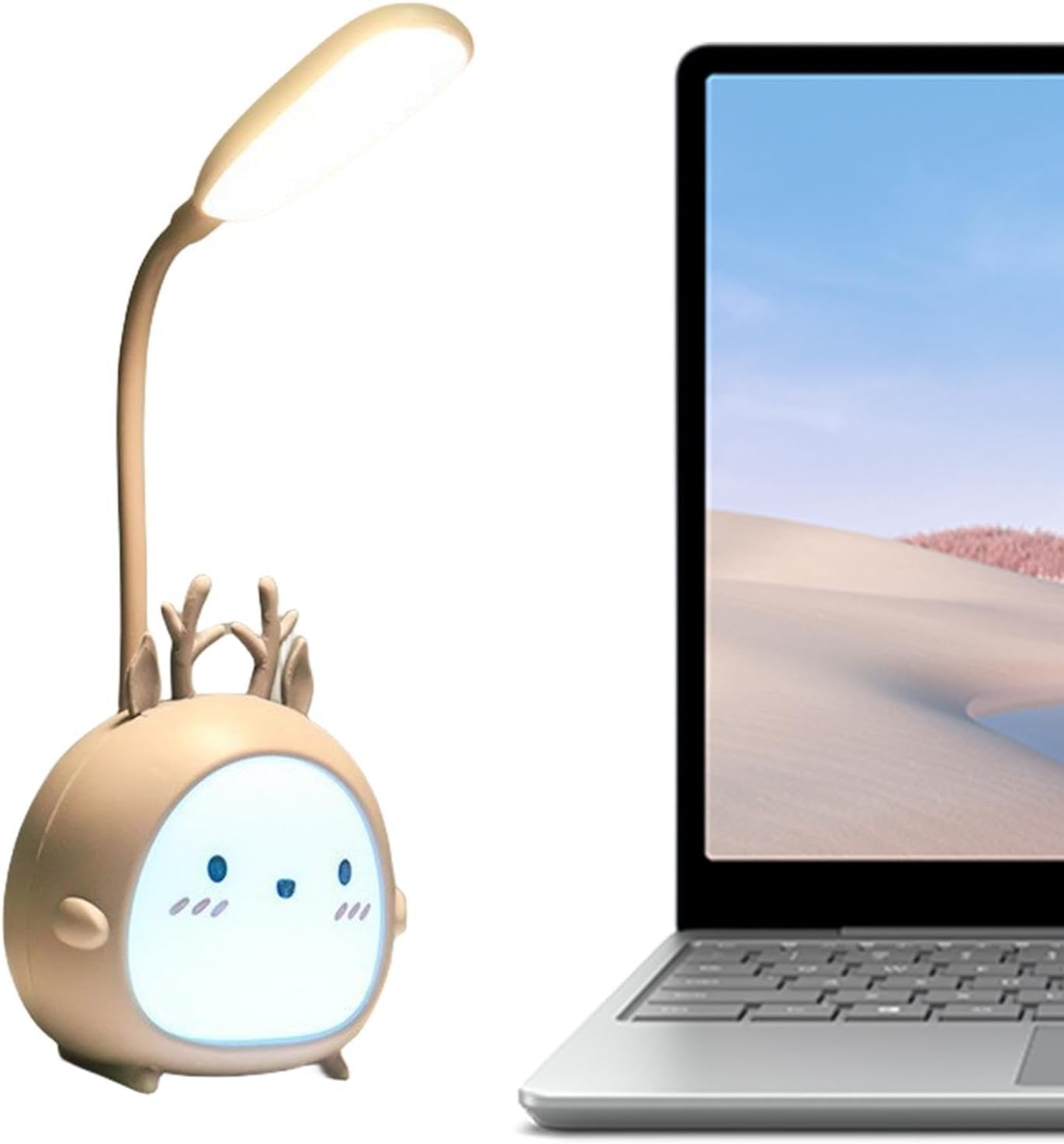 Eine Schreibtischlampe in Form einer Zeichentrickfigur mit Geweih neben einem Laptop, der eine Landschaft zeigt.