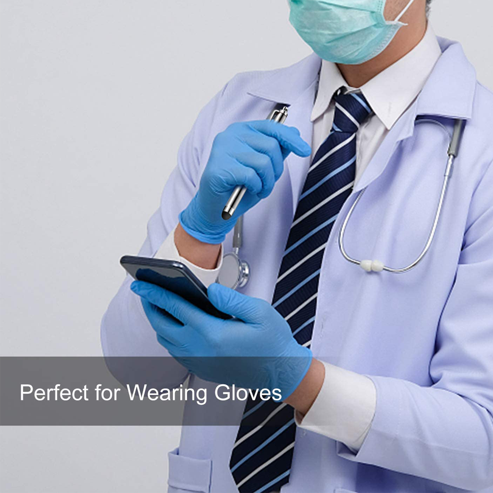 Ein Arzt mit Laborkittel und blauen Handschuhen hält Stift und Smartphone. Er trägt eine Maske und Krawatte. Stethoskop sichtbar.