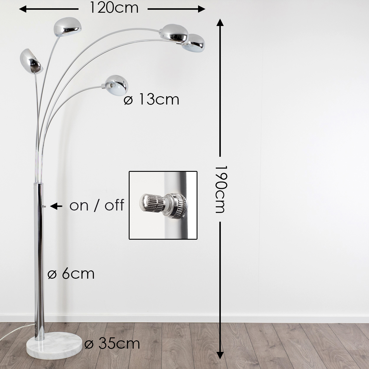 Eine verchromte Stehlampe mit fünf Lichtern. Sie hat einen Marmorsockel und einen zylindrischen Schaft. Maße sind angegeben.