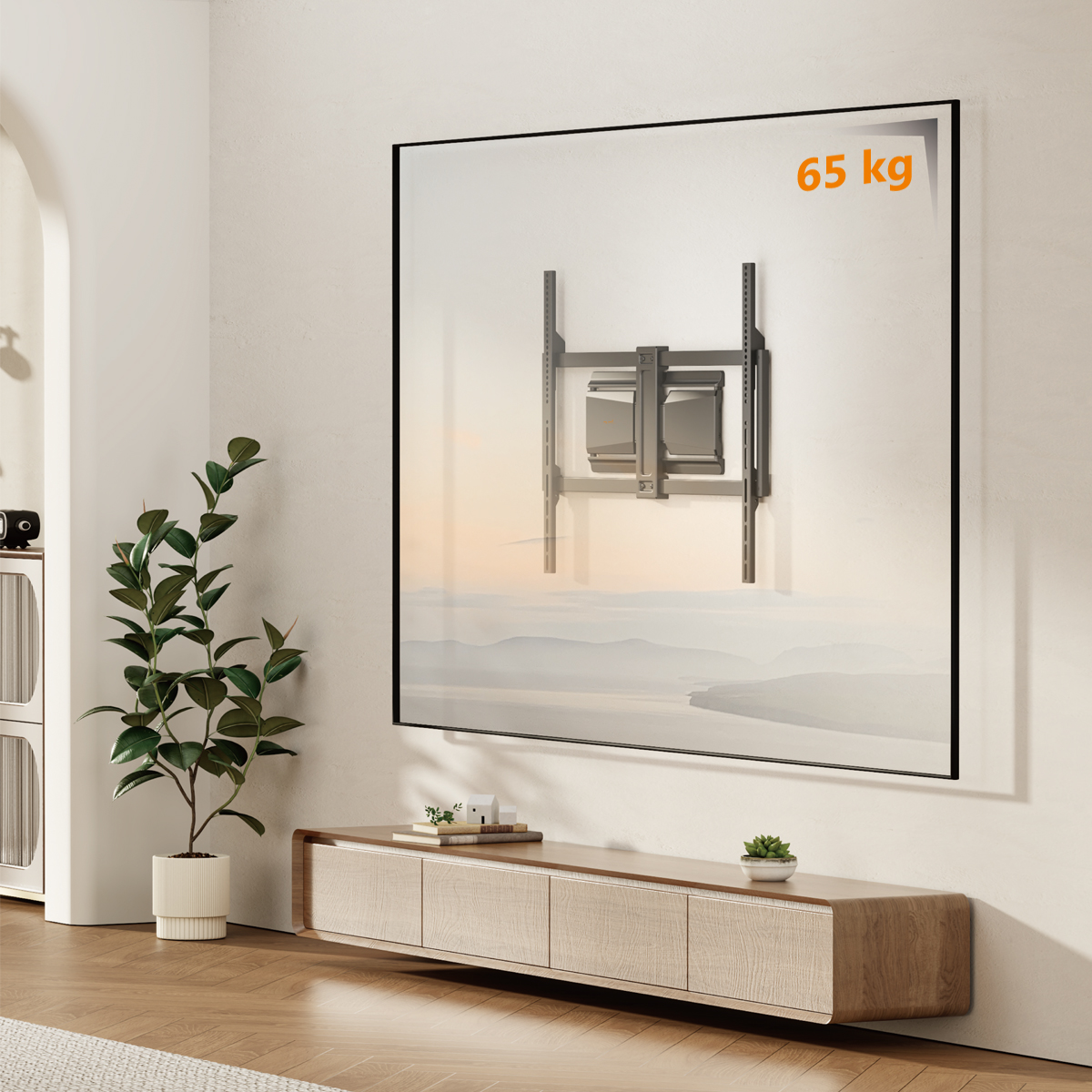 Eine TV-Wandhalterung an einer weißen Wand. Eine Topfpflanze steht neben einem Holzschrank mit Dekorationsartikeln. Der Hintergrund zeigt eine Landschaft.