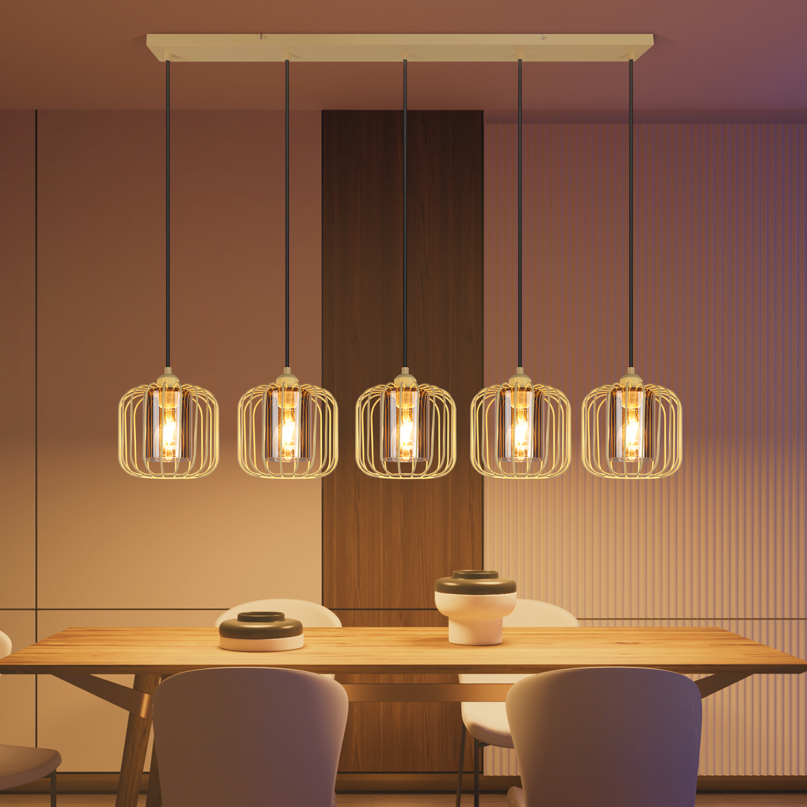 Esszimmer mit Holztisch, Stühlen und fünf hängenden goldenen Käfigleuchten. Der Hintergrund umfasst Holzverkleidungen und strukturierte Wände.