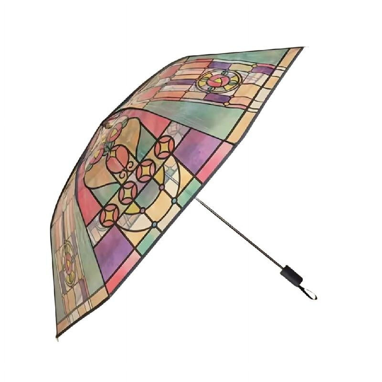 Ein offener Regenschirm mit einem Buntglasmuster. Es hat rote, grüne, gelbe und lila Farben. Der Hintergrund ist weiß.