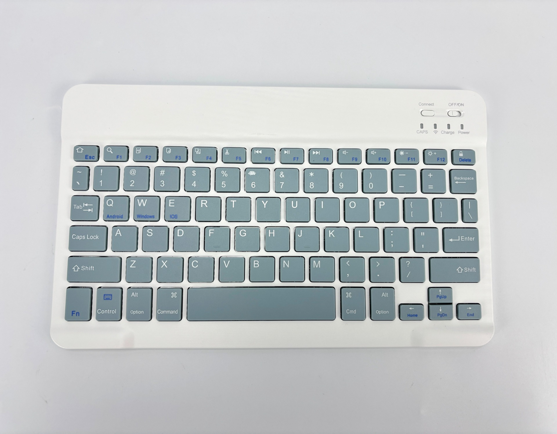 Eine weiße und blaue drahtlose Tastatur wird auf weißem Hintergrund angezeigt. Sie hat Tasten für Android, Windows und iOS.