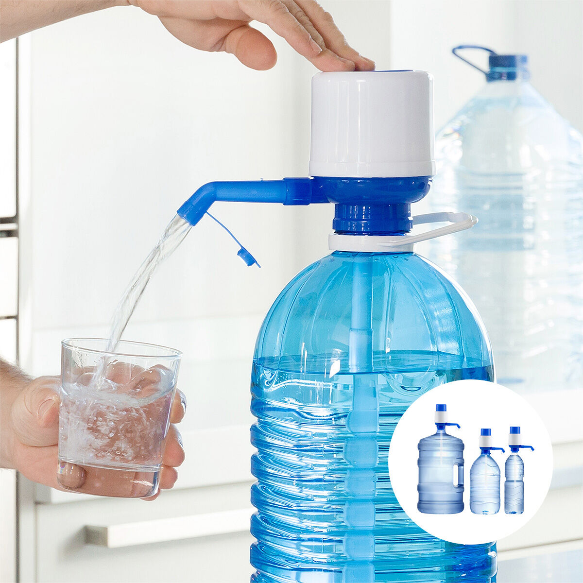 Eine Hand pumpt Wasser aus einer blauen Flasche in ein Glas. Eine weitere Flasche befindet sich im Hintergrund. Kleine Flaschen sind in einem Kreis abgebildet.