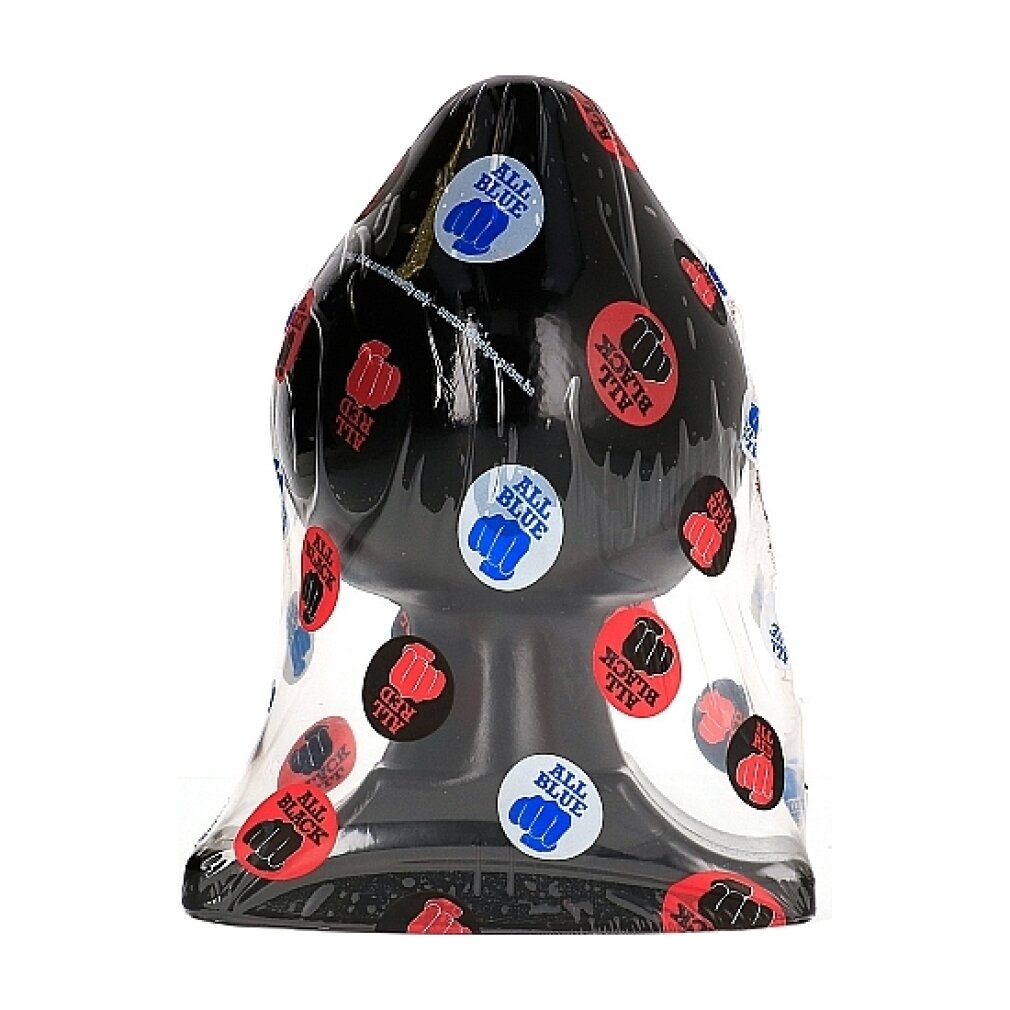 Ein schwarzes Objekt mit Aufklebern. Die Aufkleber zeigen Fäuste und die Worte: ALL, BLACK, RED und BLUE.