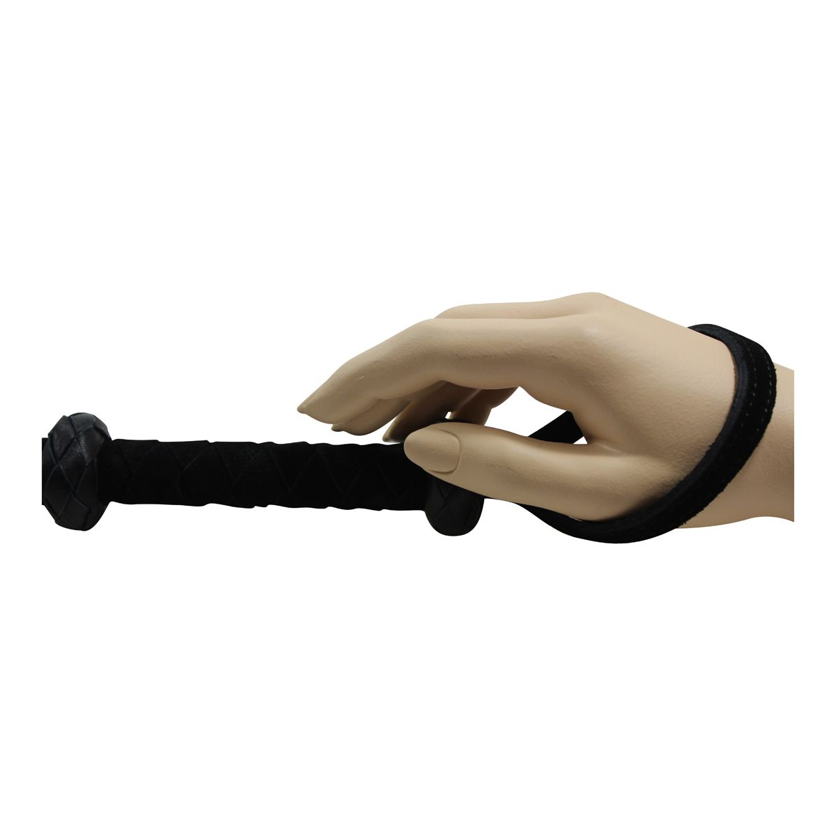 Eine Mannequin-Hand hält einen schwarzen Schläger. Ein schwarzer Riemen ist um das Handgelenk. Der Hintergrund ist weiß.