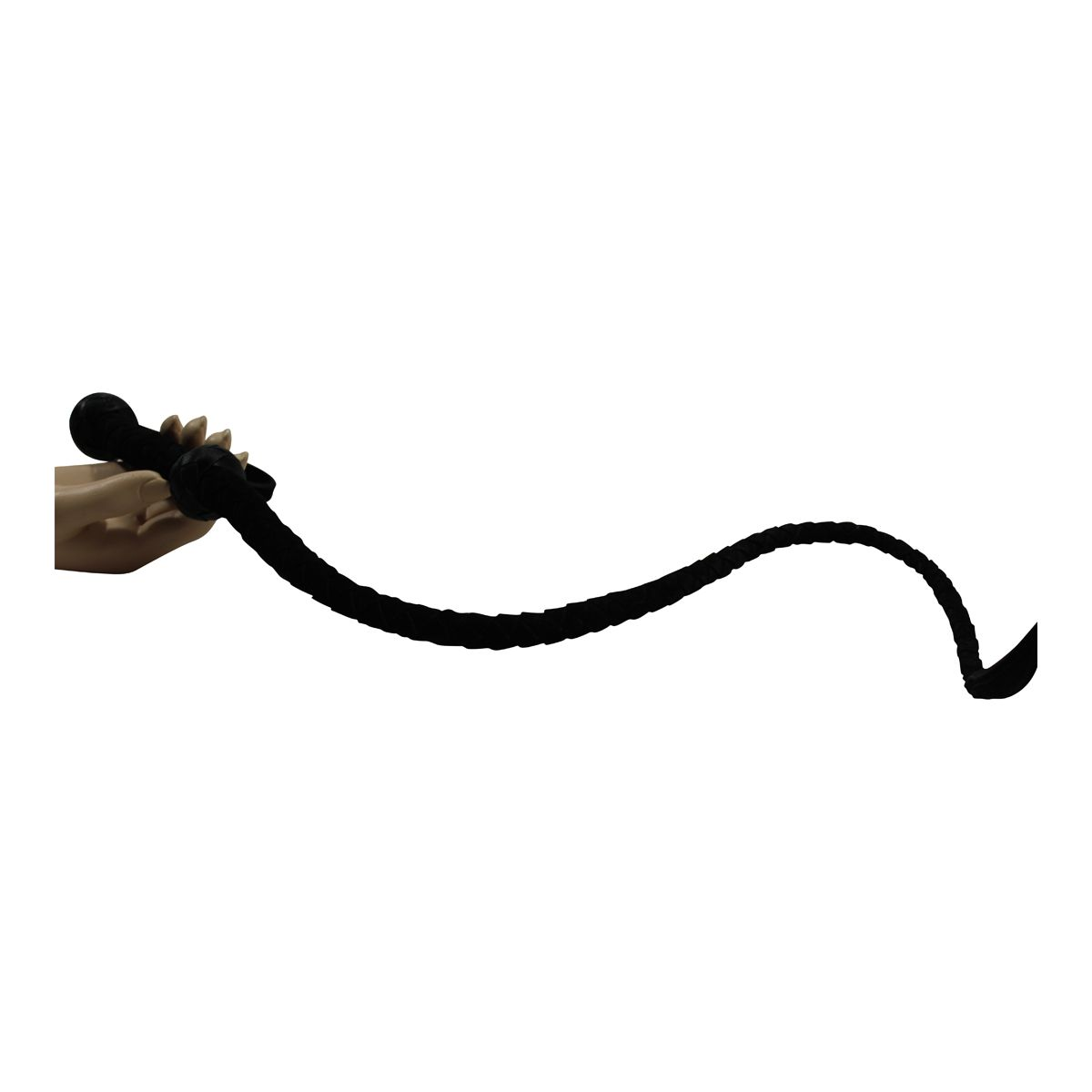 Eine Hand hält eine schwarze Peitsche. Die Peitsche ist geflochten und krümmt sich vor weißem Hintergrund nach unten rechts.