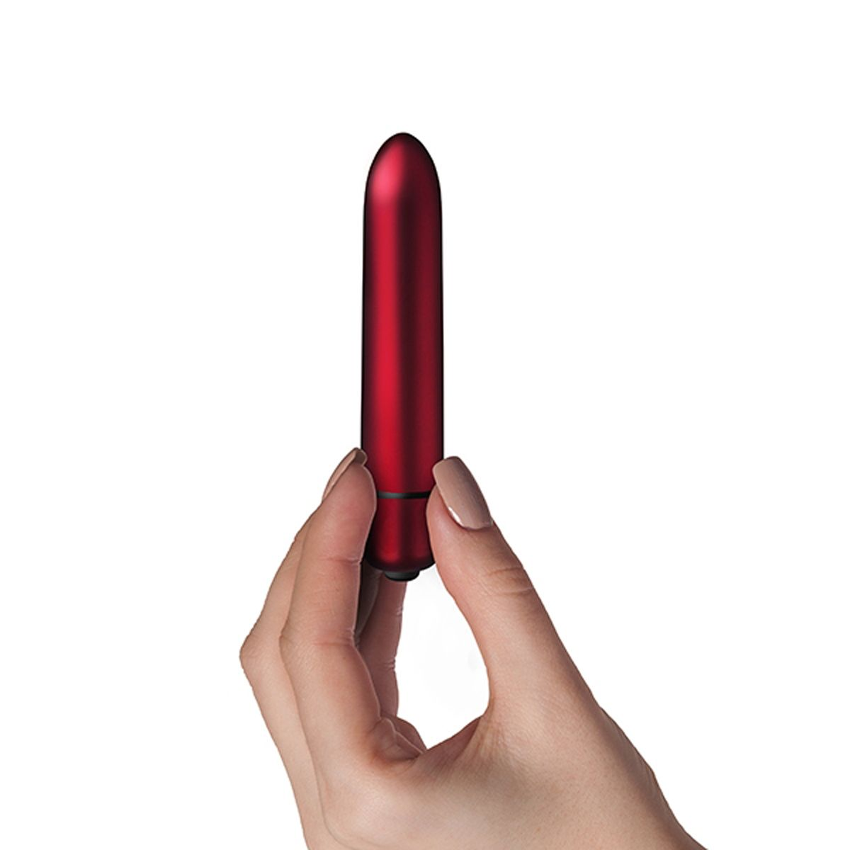 Eine Hand hält ein rotes Sexspielzeug vor weißem Hintergrund.