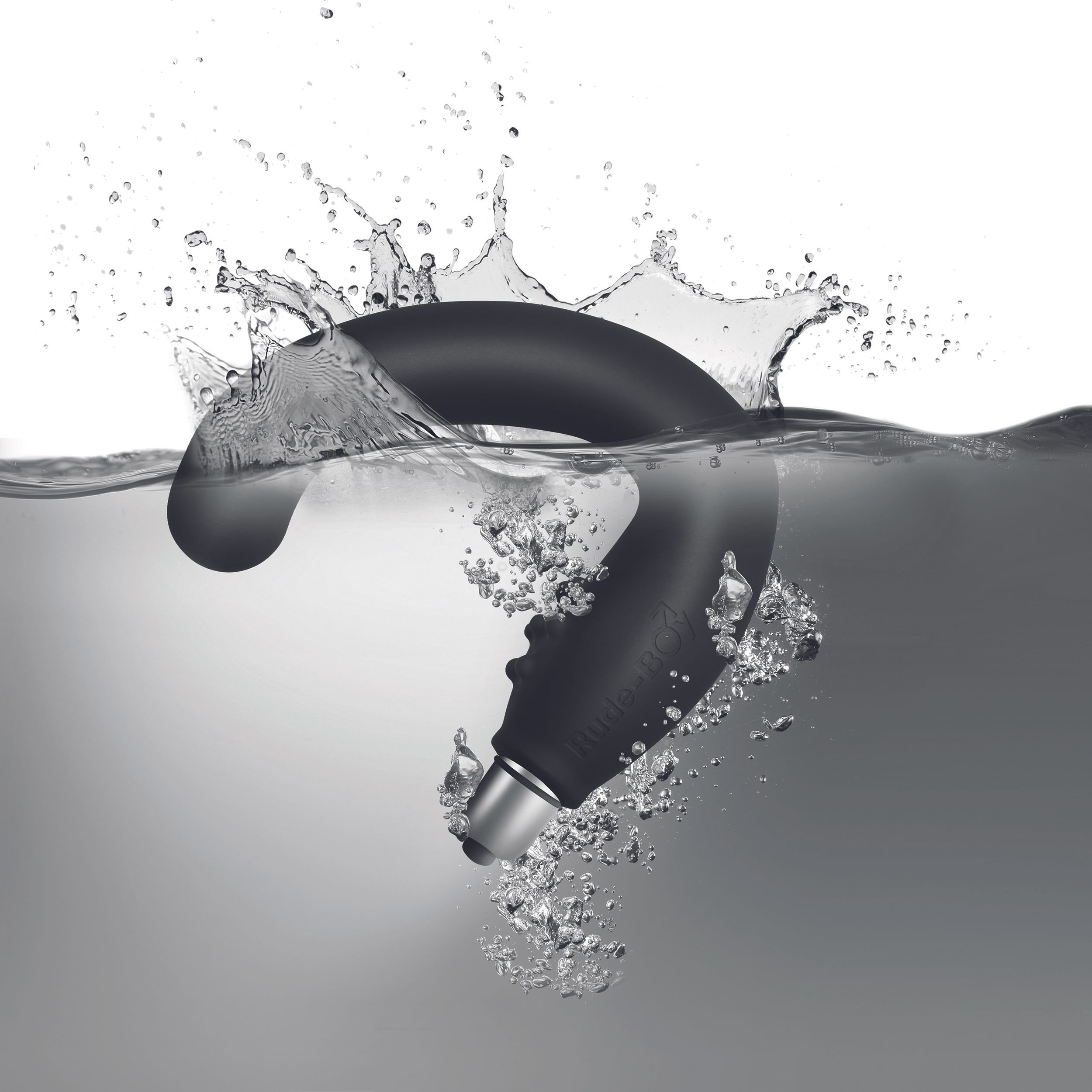 Ein schwarzes Sexspielzeug, das in Wasser getaucht ist und Spritzer und Blasen erzeugt.