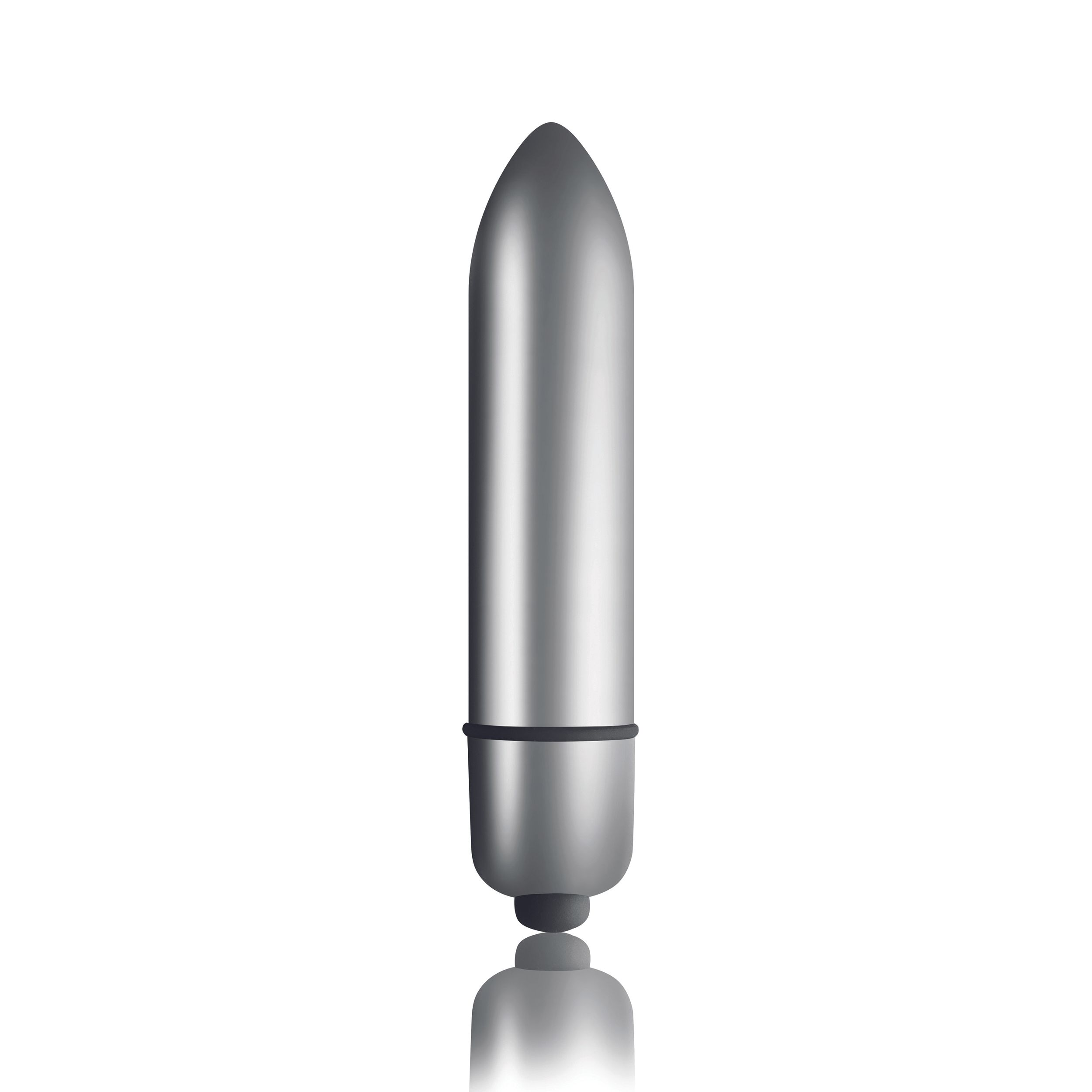 Ein silberner Vibrator vor weißem Hintergrund. Er hat eine abgerundete Spitze und einen etwas dickeren Sockel mit schwarzem Ring.
