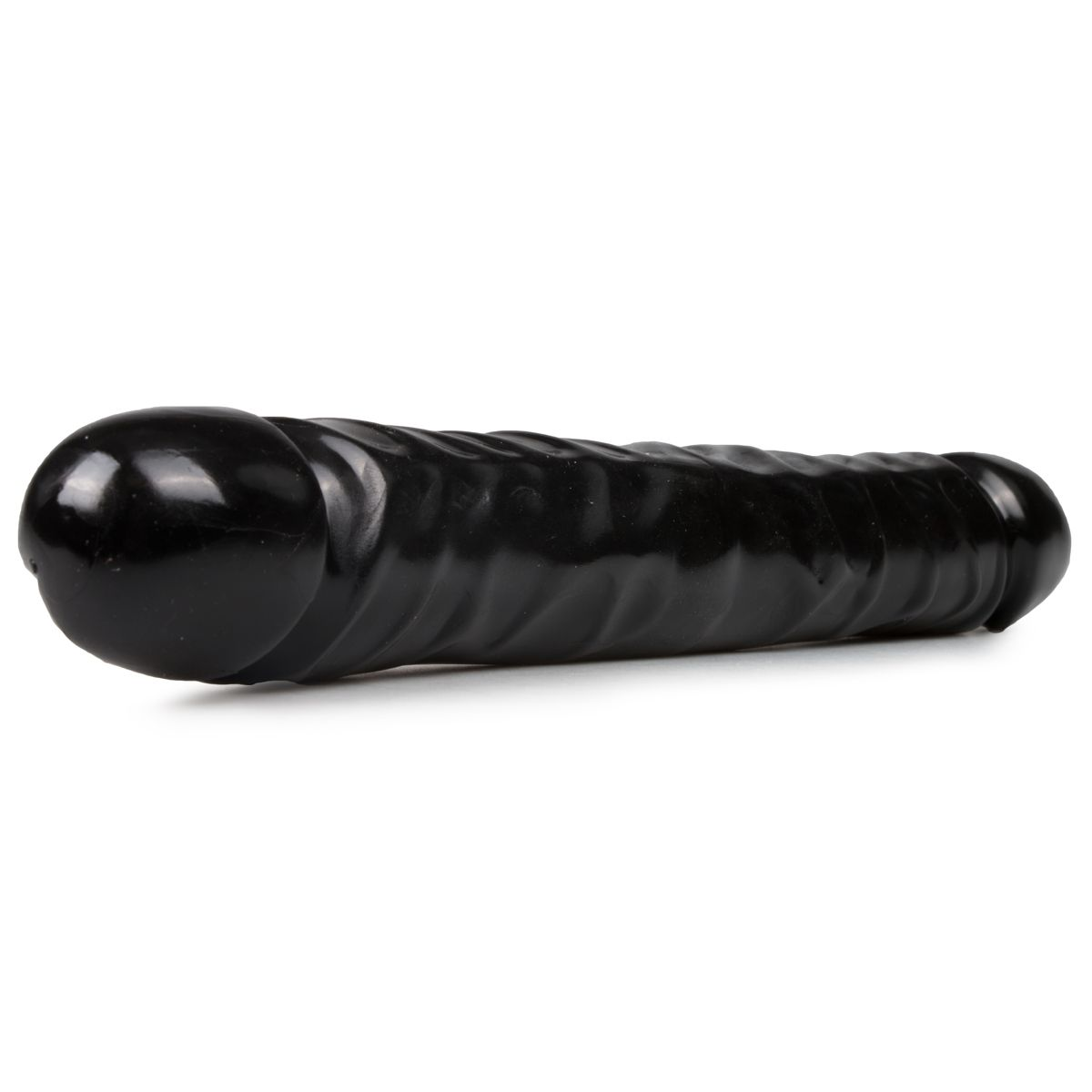 Ein schwarzes, phallusförmiges Sexspielzeug liegt horizontal vor weißem Hintergrund. Es hat einen abgerundeten Kopf und einen strukturierten Schaft.