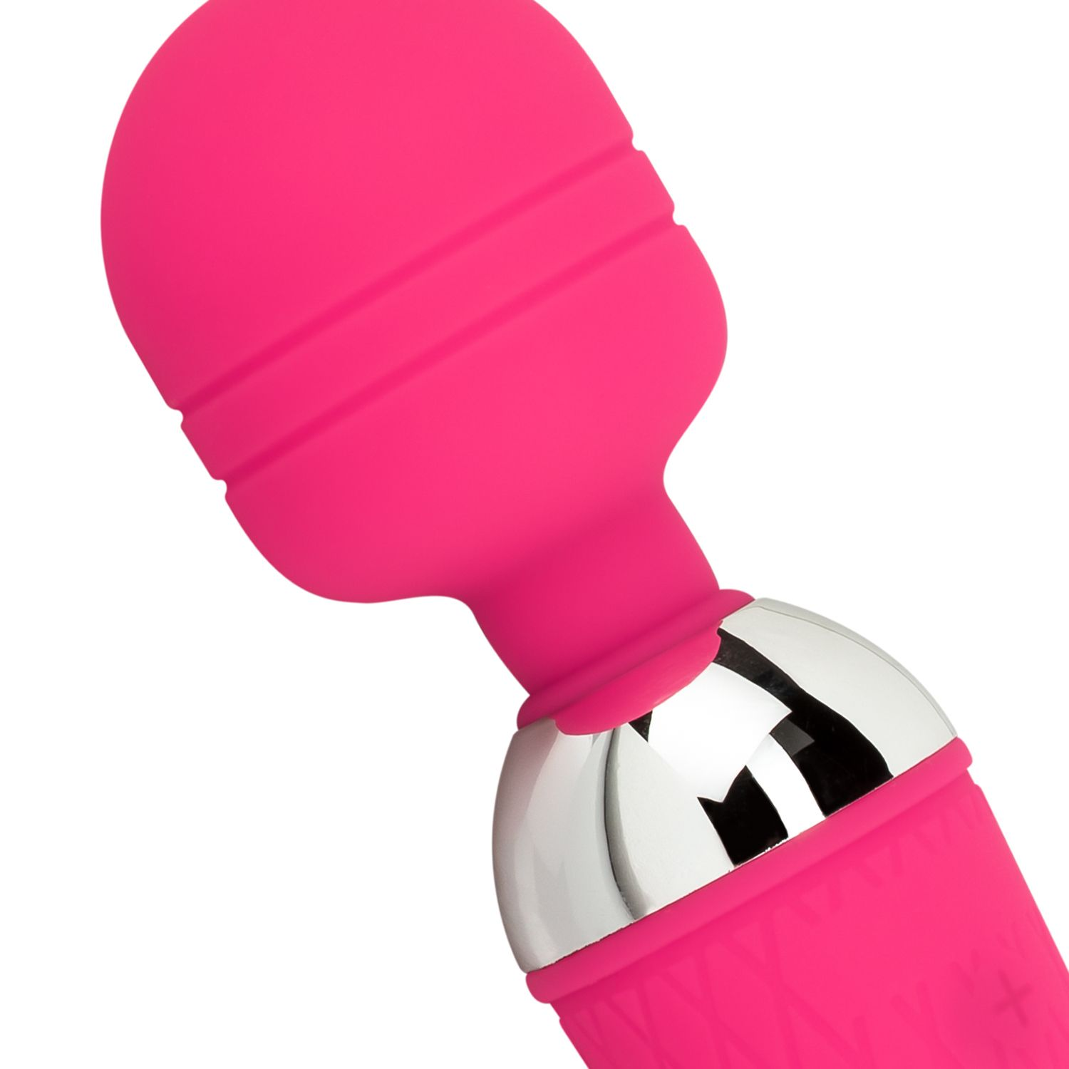 Ein rosa Vibrator mit rundem Kopf und silbernem Sockel. Der Vibrator vor weißem Hintergrund.