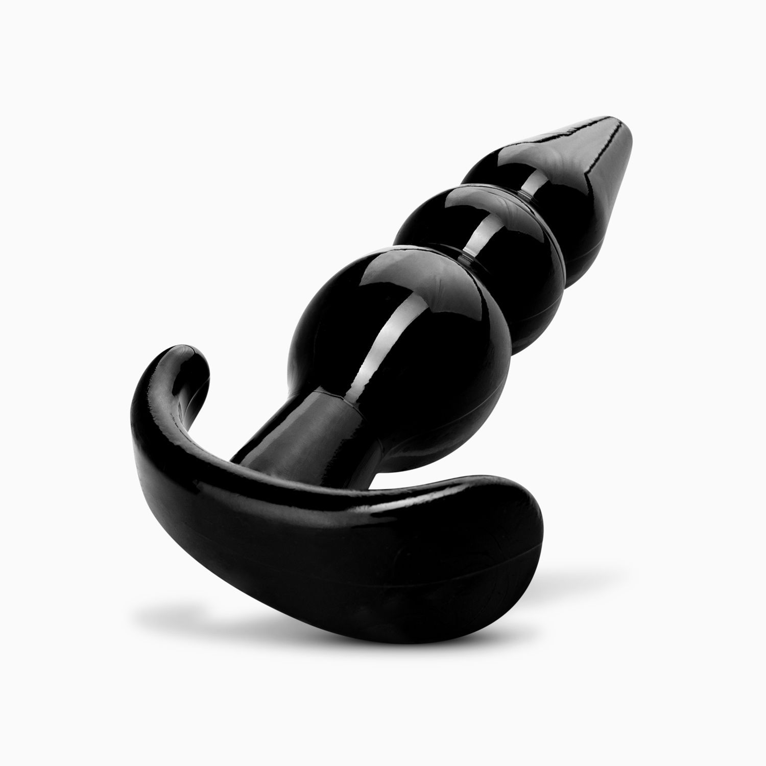 Ein schwarzes Sexspielzeug. Es hat eine gebogene Basis und einen Schaft mit drei runden Kugeln, die zu einer spitzen Spitze führen. Auf weißem Hintergrund.