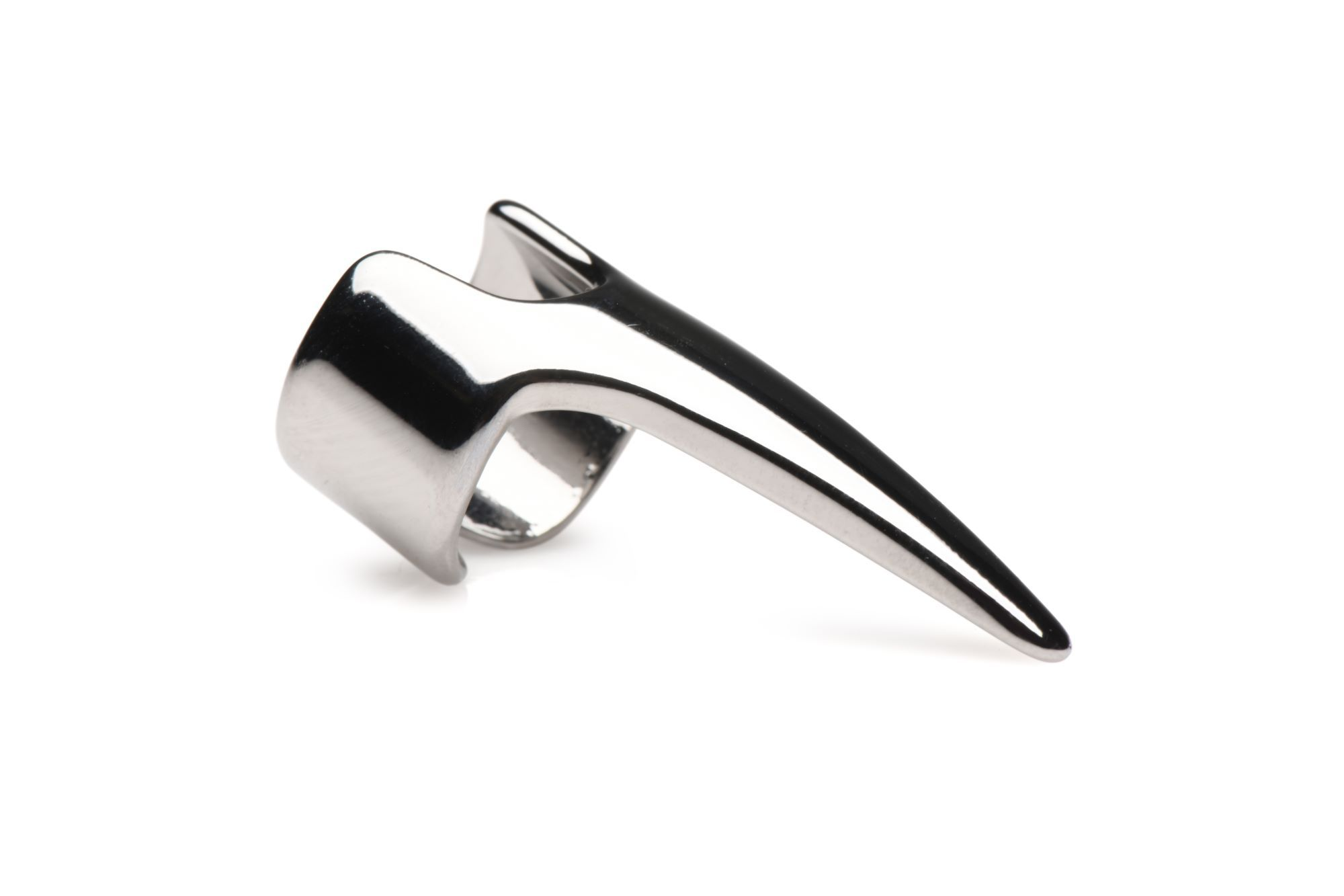 Ein silberner Metallfingerring mit spitzem Ansatz, vor weißem Hintergrund.
