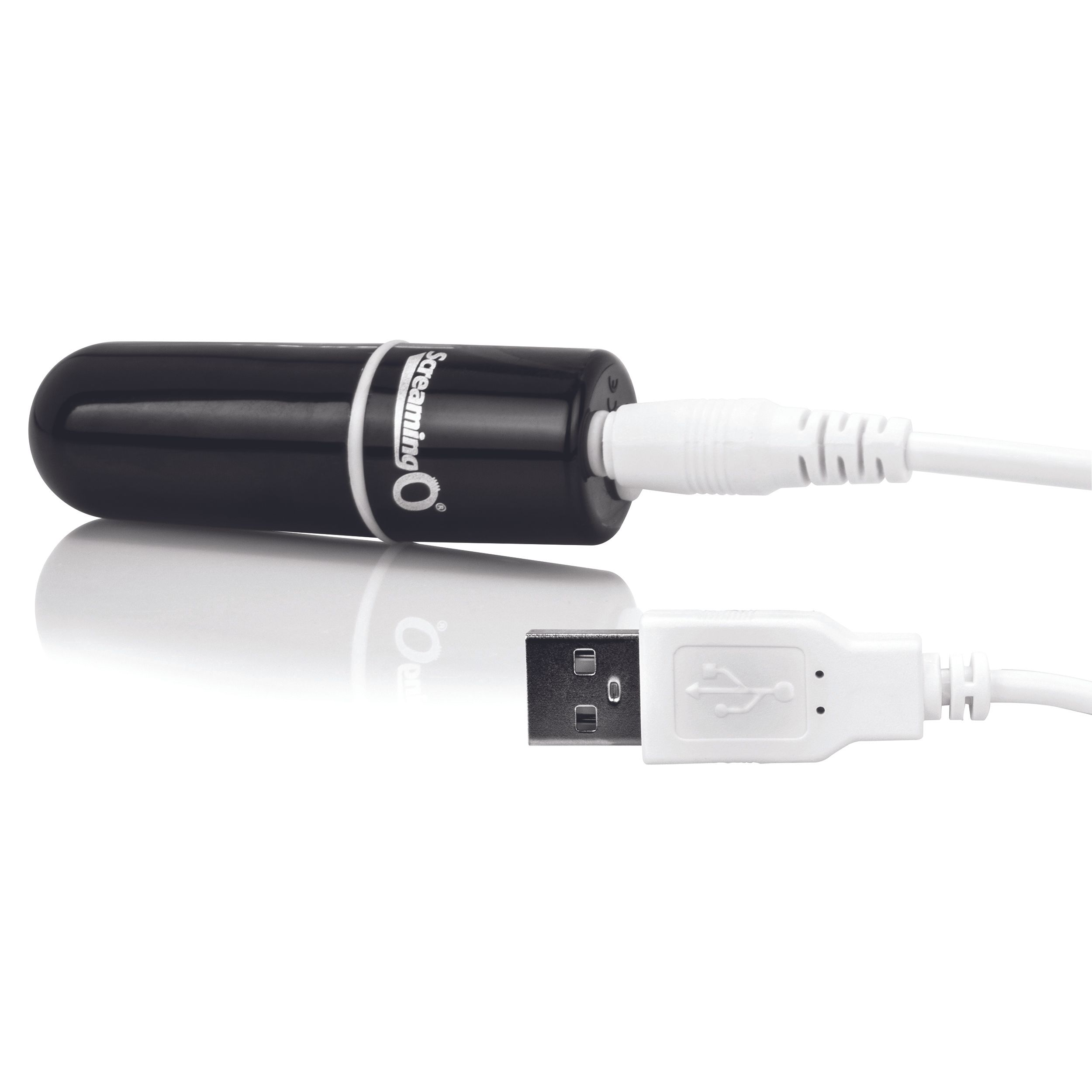 Ein schwarzes Sexspielzeug mit einem weißen USB-Kabel und -Anschluss. Das Spielzeug hat ein weißes Band mit Logo.