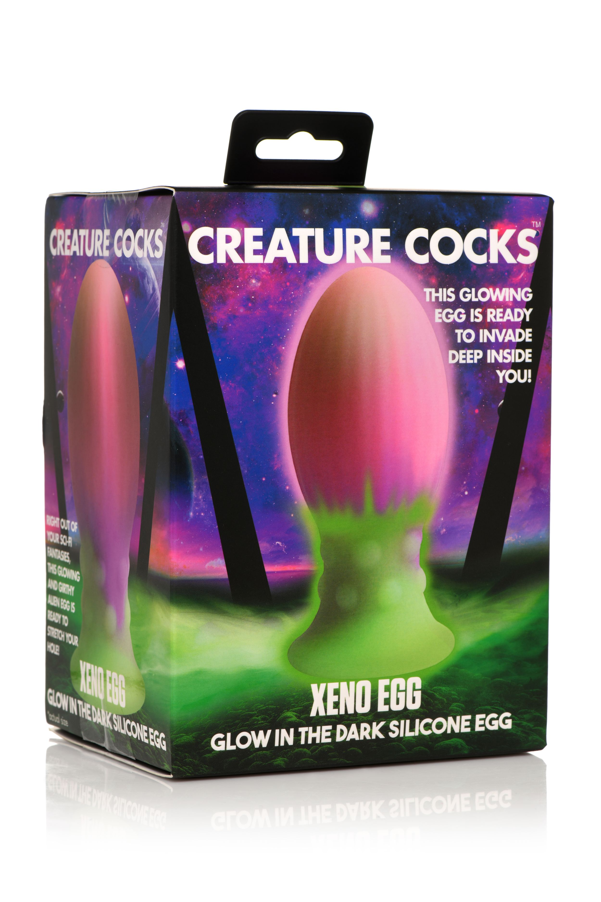 Schachtelkunst für Xeno Egg-Spielzeug. Rosa Ei mit grünem Sockel vor Weltraumhintergrund. Text lautet Creature Cocks.