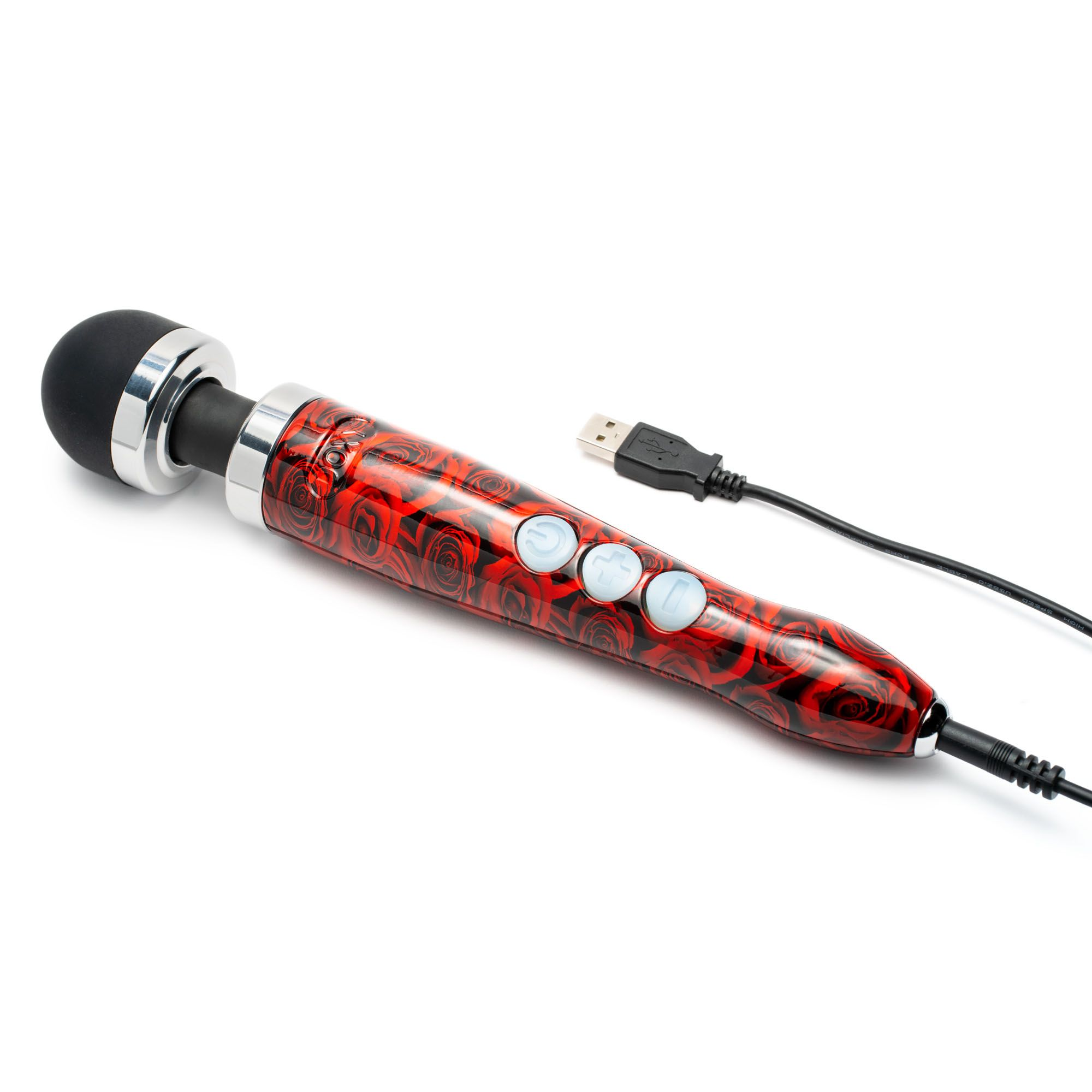 Ein roter Vibrator mit Rosenmuster, drei Knöpfen und einem schwarzen USB-Kabel, vor weißem Hintergrund.