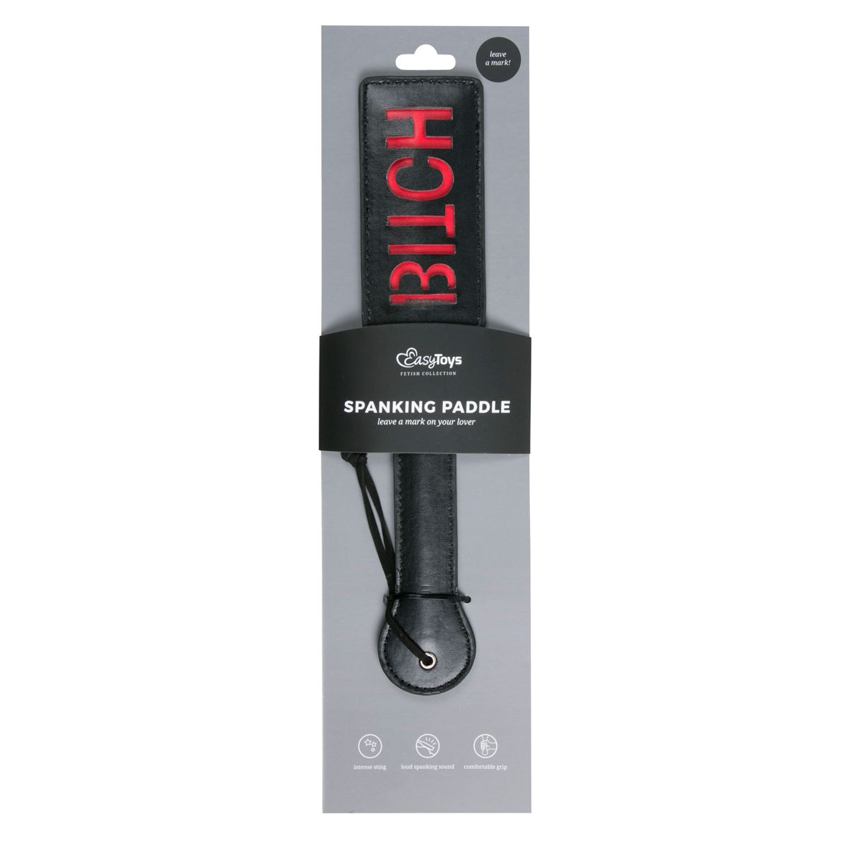 Ein schwarzer Leder-Knallstock mit dem roten Wort „Bitch“. Es befindet sich in einer Verpackung mit dem EasyToys-Logo und dem Text „Hinterlasse eine Spur“.