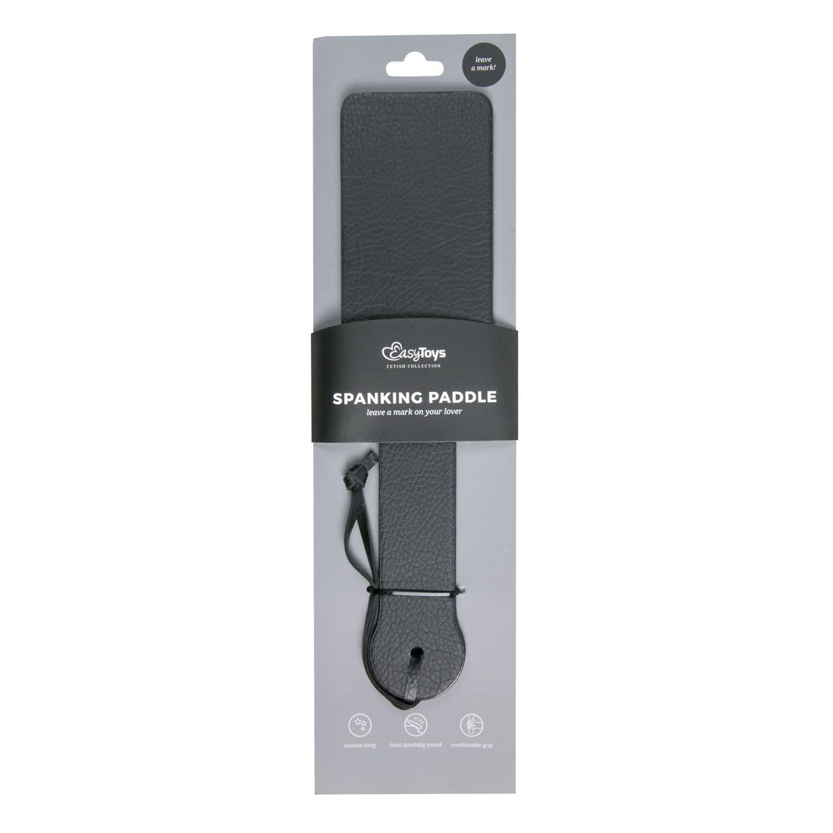Ein schwarzer Leder-Spank-Paddel in der Verpackung. Der Text lautet 'Spanking Paddle' und 'leave a mark on your lover'. Die Verpackung ist grau.