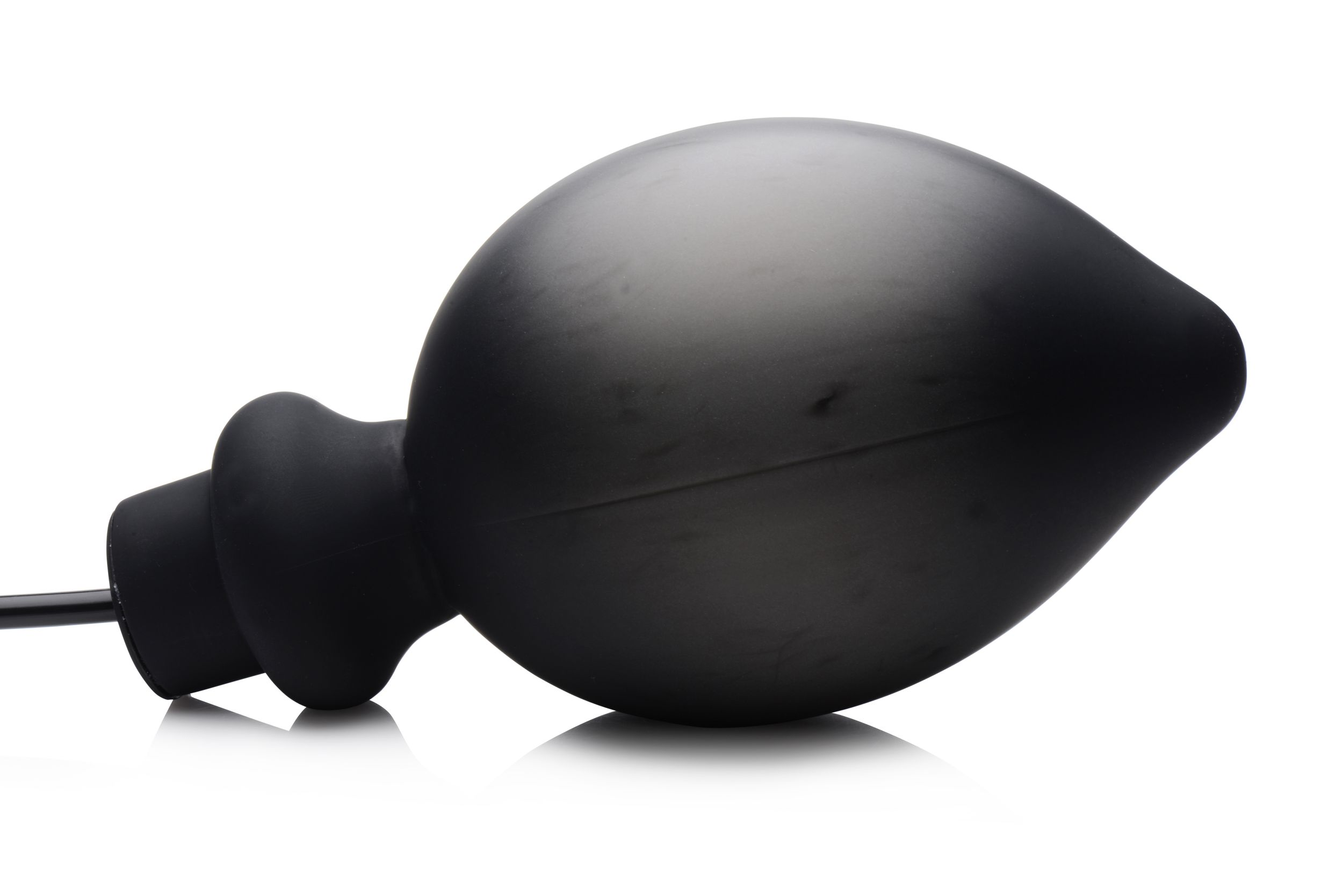 Ein schwarzes Sexspielzeug. Es hat einen bauchigen Kopf und eine gerippte Basis mit einem dünnen Draht.