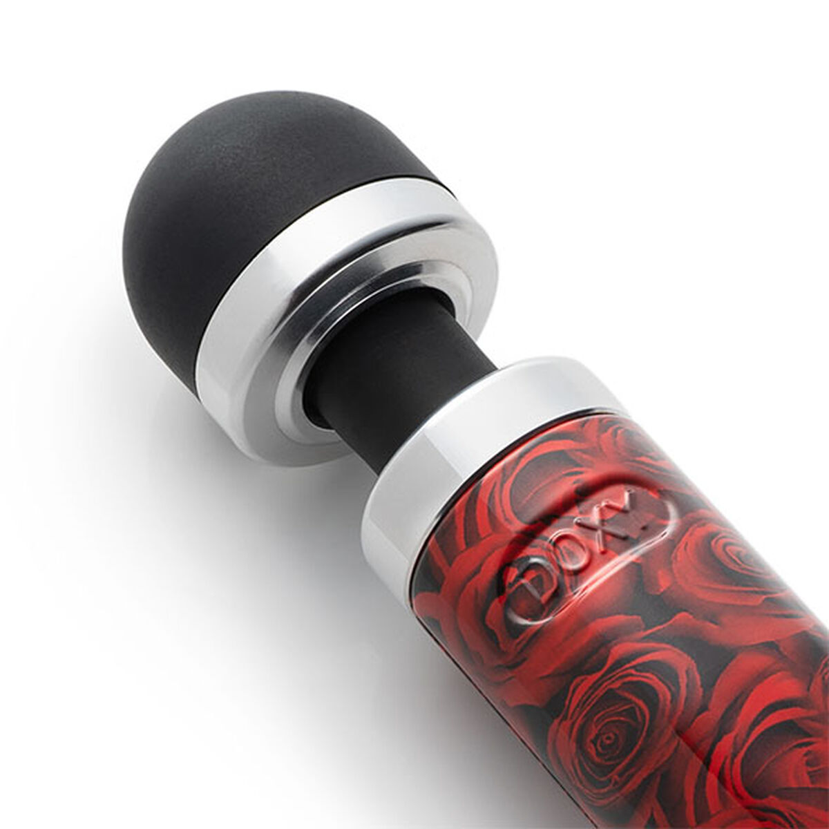 Nahaufnahme eines schwarzen und silbernen Vibrators mit Rosenmuster am Fuß. Der Kopf ist schwarz und rund.