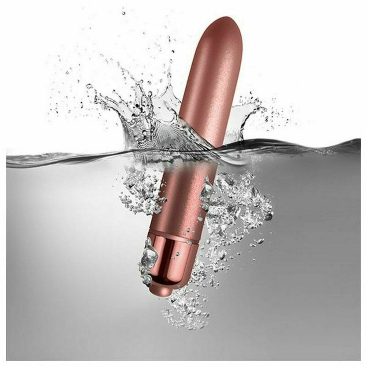 Ein roségoldener Vibrator ist teilweise in Wasser getaucht, wobei Wasser um ihn herum spritzt. Der Hintergrund ist ein Grauton.