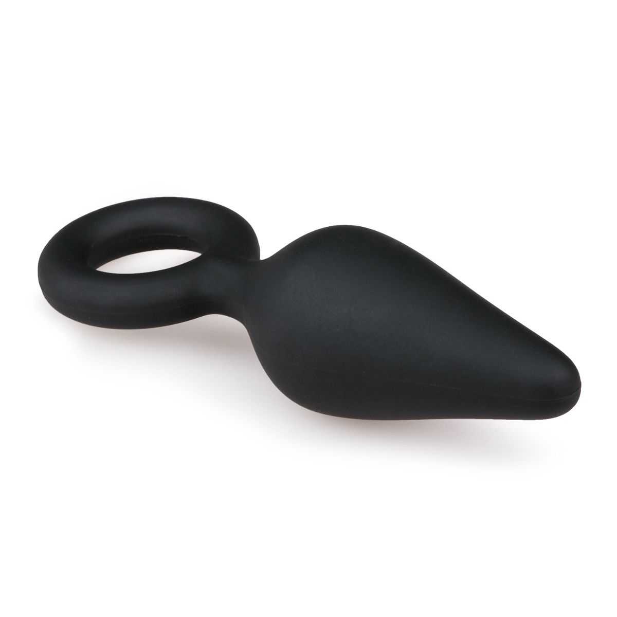 Ein schwarzer, glatter Anus-Plug mit Ringgriff. Er befindet sich auf weißem Hintergrund. Der Plug ist tropfenförmig.