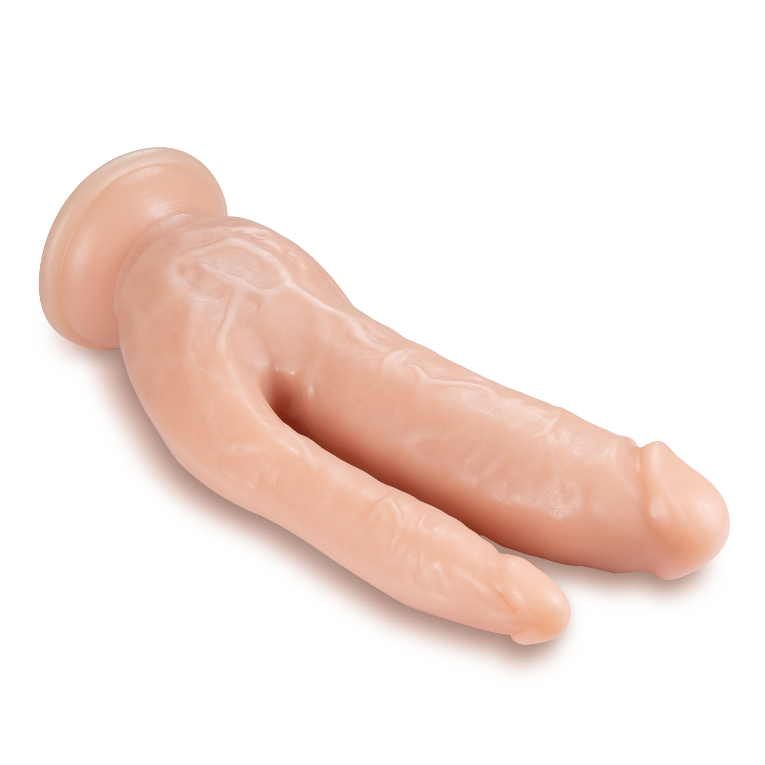 Ein hautfarbenes Sexspielzeug, ein Doppeldildo, auf weißem Hintergrund. Es ist gebogen und hat Texturen.