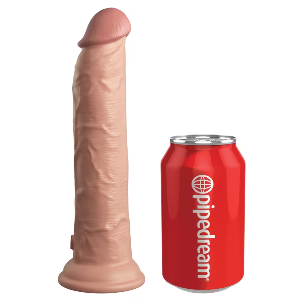 Ein großer, fleischfarbener Dildo steht neben einer roten Pipedream-Limonadendose. Der Dildo ist aufrecht, und die Dose ist mit dem Markennamen beschriftet.