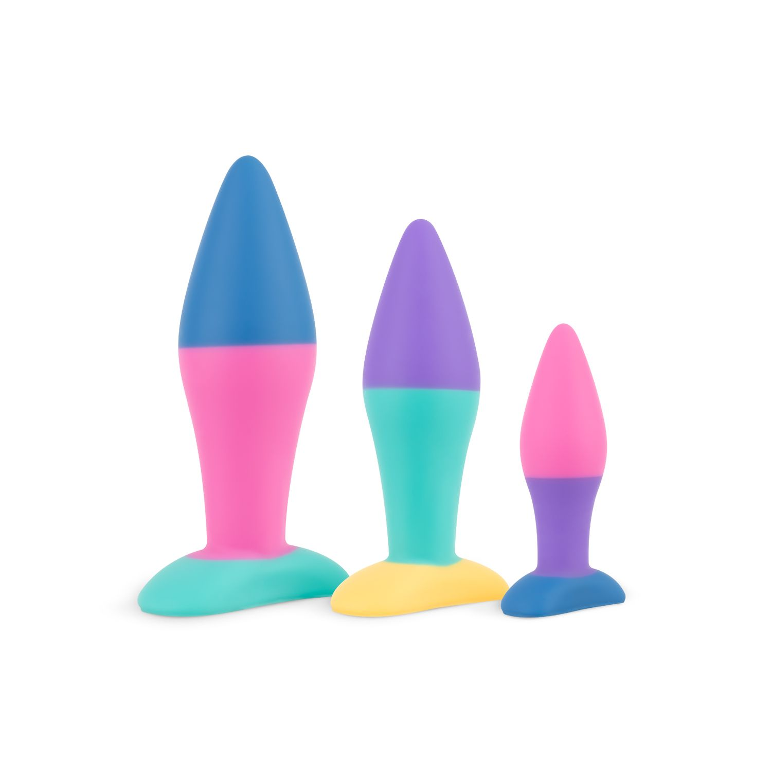 Drei farbige Analplug, blau/rosa, lila/teal und rosa/lila, in aufsteigender Größe auf weißem Hintergrund.