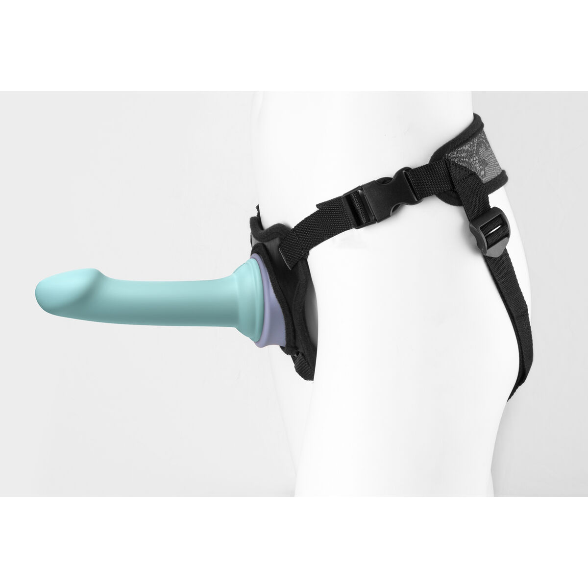 Un consolador azul claro está unido a un arnés negro usado por un maniquí. El arnés tiene correas y hebillas.