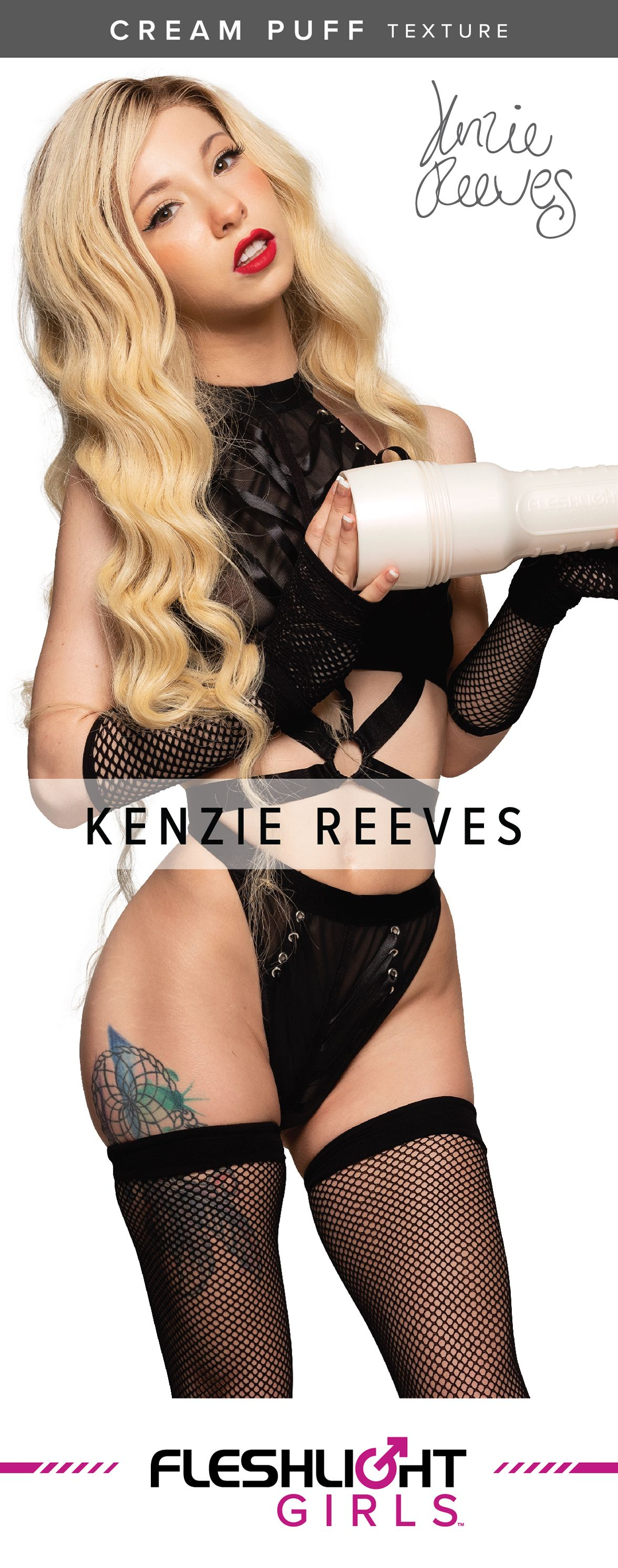 Blonde Frau mit rotem Lippenstift, hält ein weißes Fleshlight. Sie trägt schwarze Dessous und Netzstrümpfe.