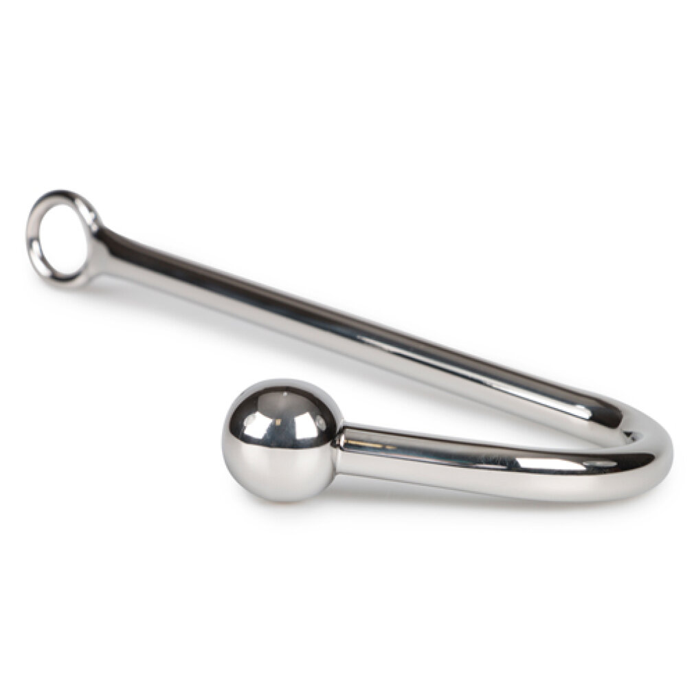 Ein gebogenes Metallobjekt mit einer Kugel an einem Ende und einem Ring am anderen, vor weißem Hintergrund.