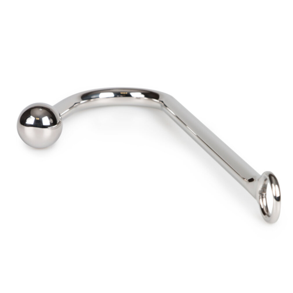 Ein gebogenes, silbernes Metallobjekt mit einer Kugel an einem Ende und einem Ring am anderen, vor weißem Hintergrund.