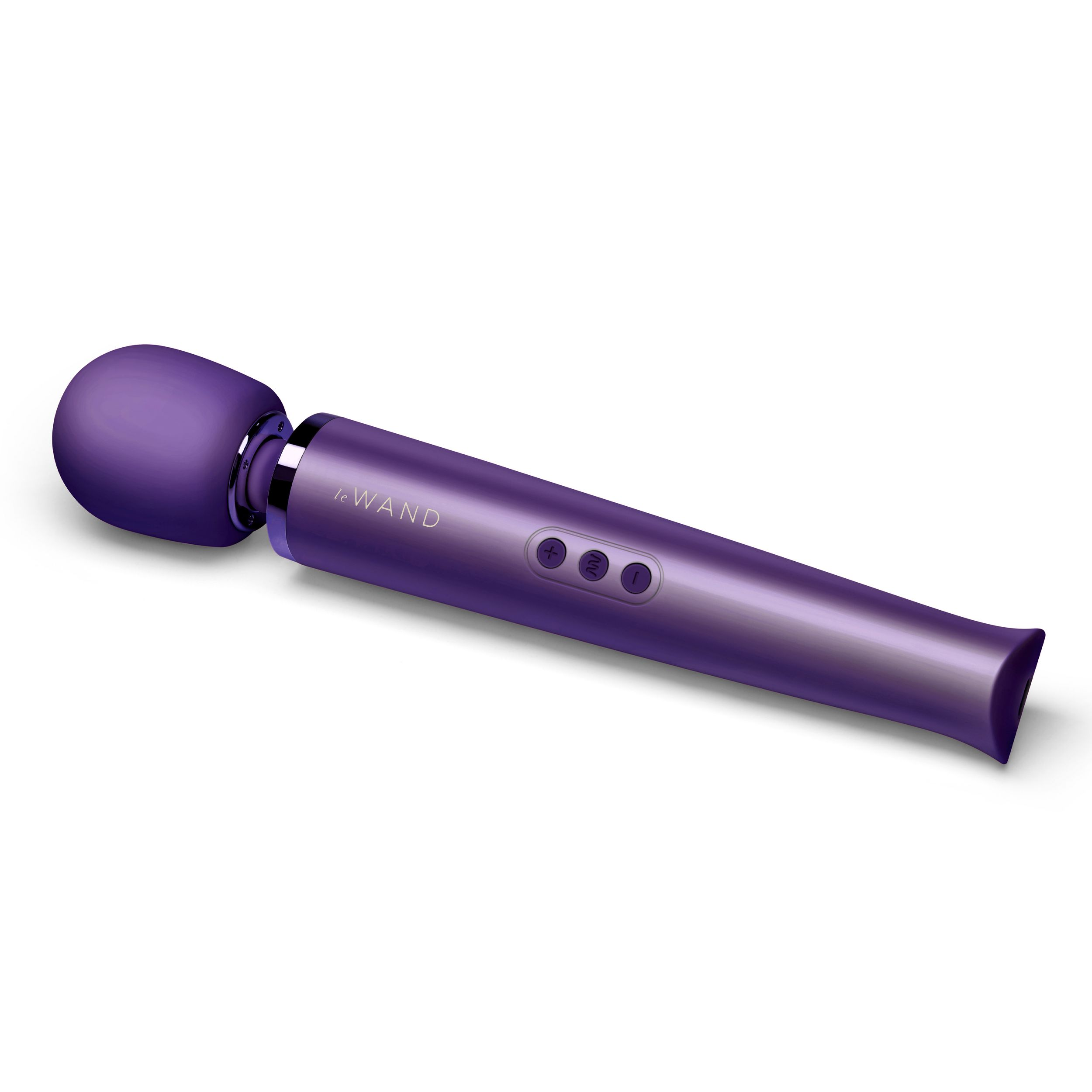 Ein lila Vibrator auf weißem Grund. Er hat einen runden Kopf, einen langen Körper mit Knöpfen und einen ausgestellten Fuß.