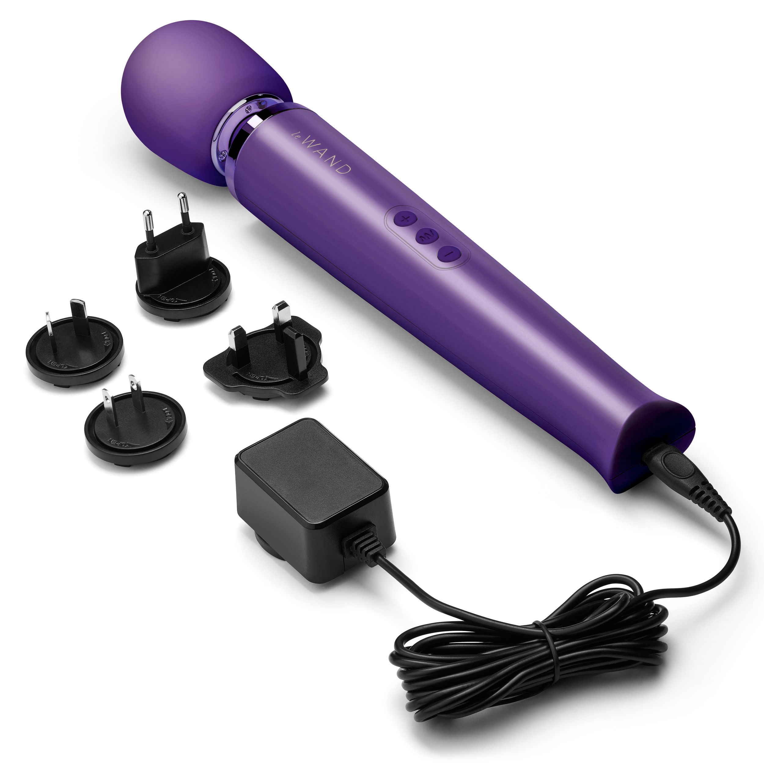 Ein lila Vibrator mit austauschbaren Steckern und einem Ladegerät. Er hat einen abgerundeten Kopf und einen glatten Griff.