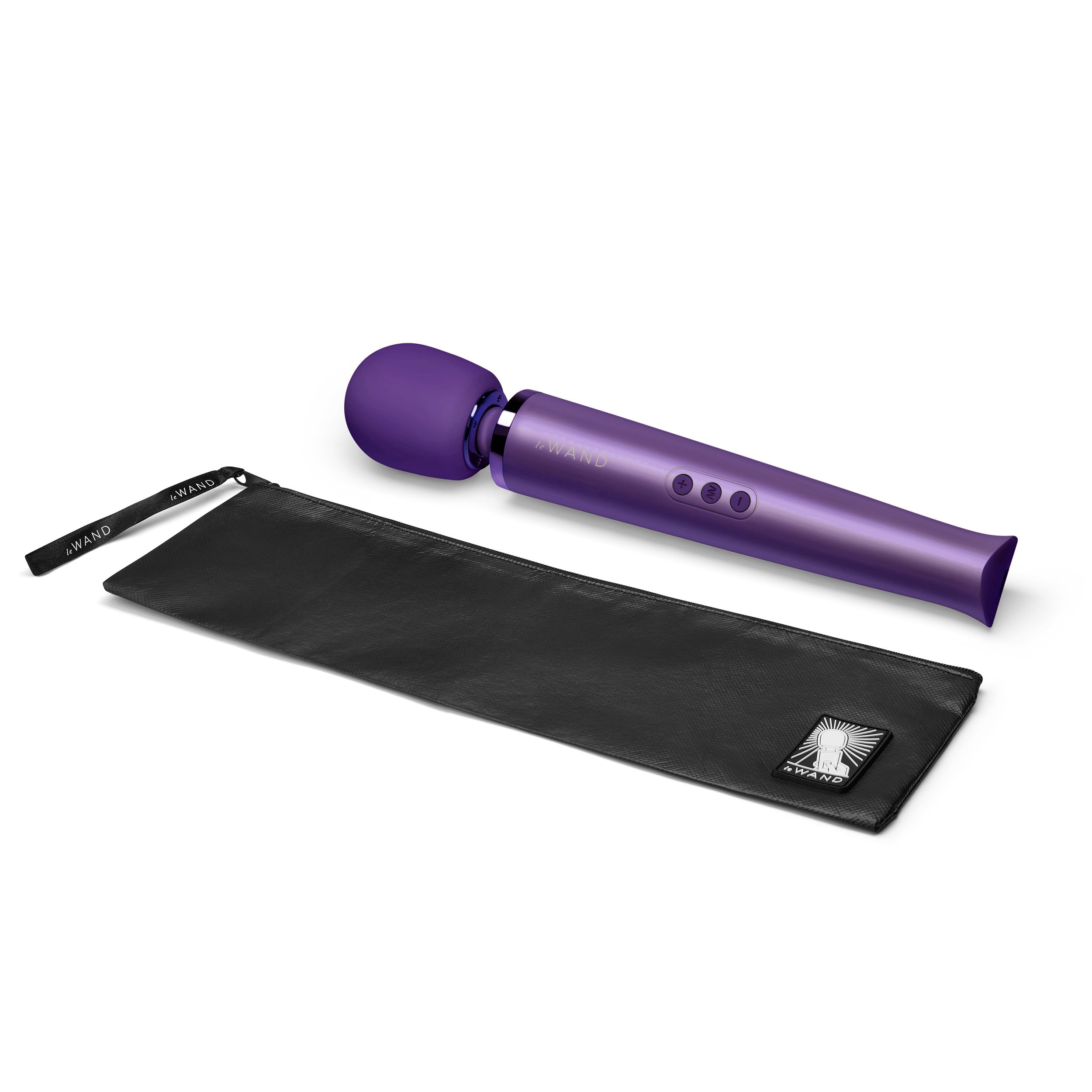 Ein lila Vibrator mit einer schwarzen Tasche. Der Vibrator hat Knöpfe. Die Tasche hat das Markenlogo.