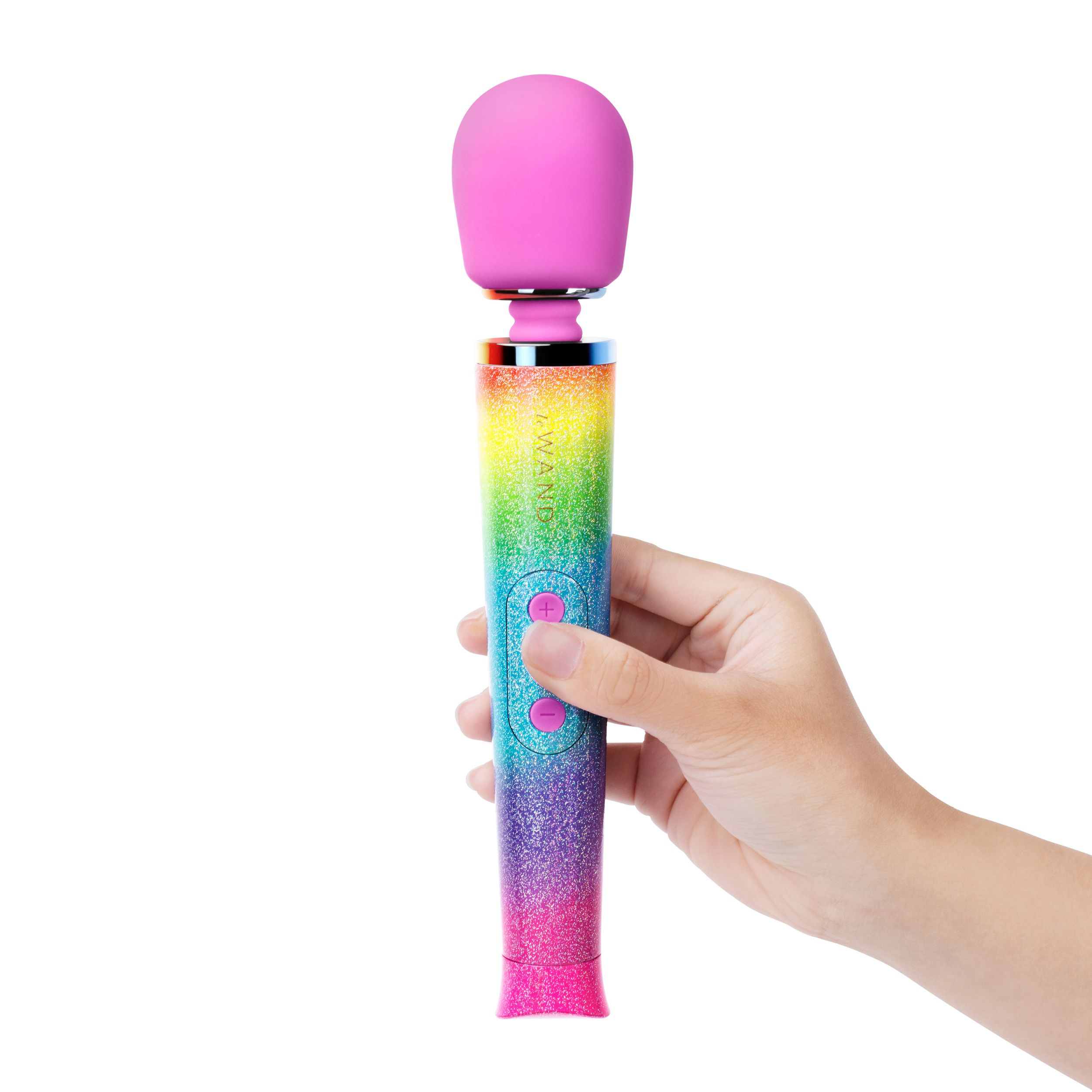 Eine Hand hält einen Vibrator mit einem rosa Kopf und einem Regenbogen-Glitzergriff. Zwei Knöpfe sind sichtbar.