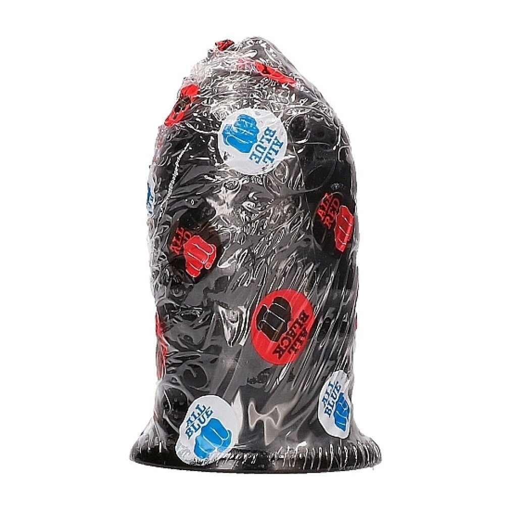 Ein schwarzes Objekt, das in durchsichtige Folie eingewickelt ist. Auf der Verpackung sind Aufkleber mit blauen und roten Fäusten und Text zu sehen.