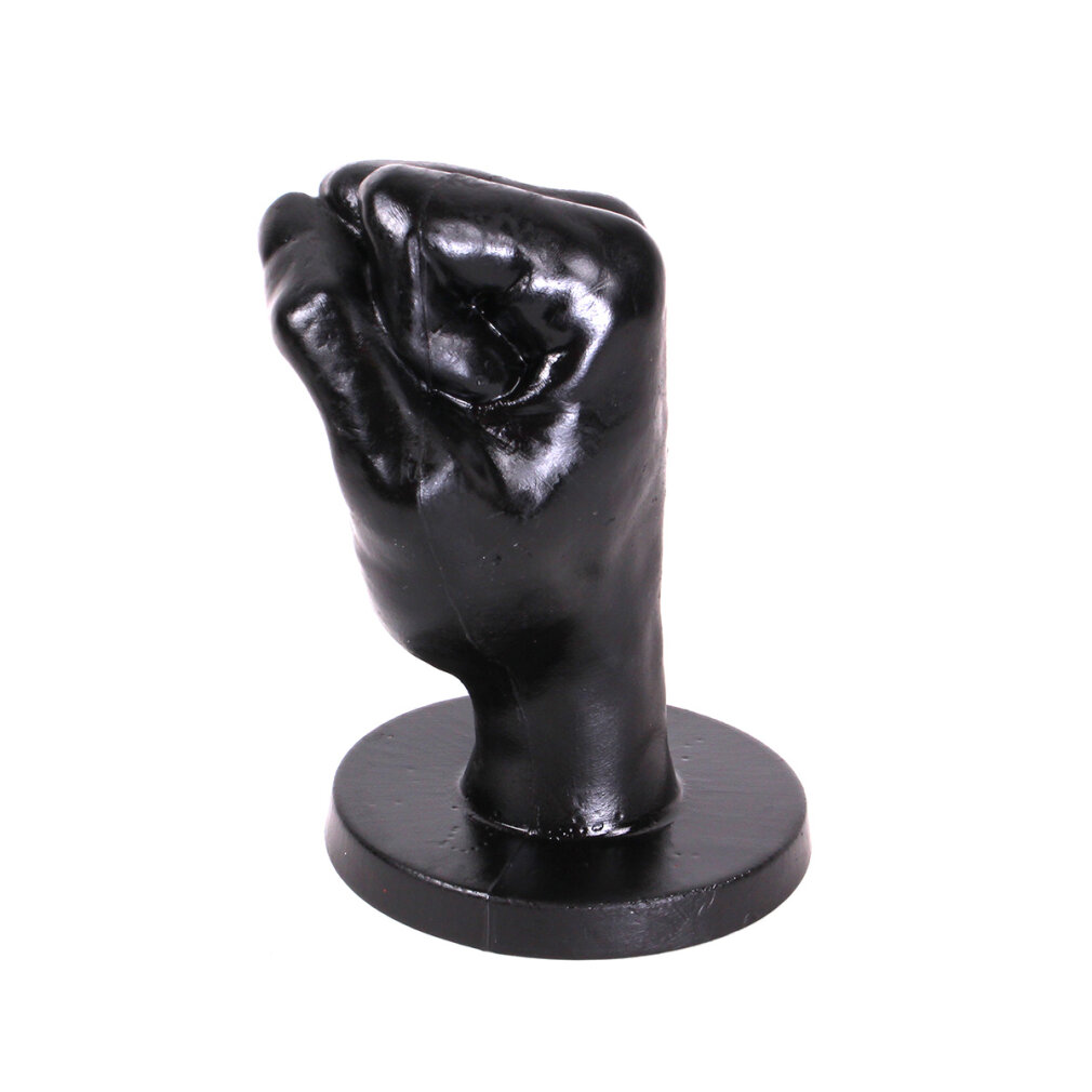 Eine schwarze Faustskulptur auf einem runden Sockel vor weißem Hintergrund. Die Faust ist geballt und glänzend. Der Sockel ist auch schwarz.
