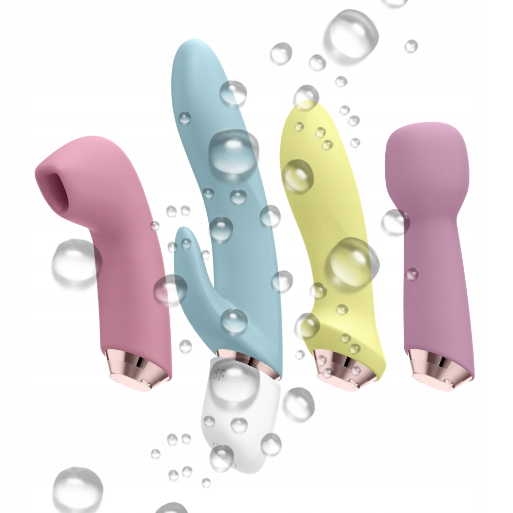 Cztery kolorowe zabawki erotyczne w kolorze różowym, niebieskim, żółtym i fioletowym, ze złotymi podstawami i bąbelkami wody.