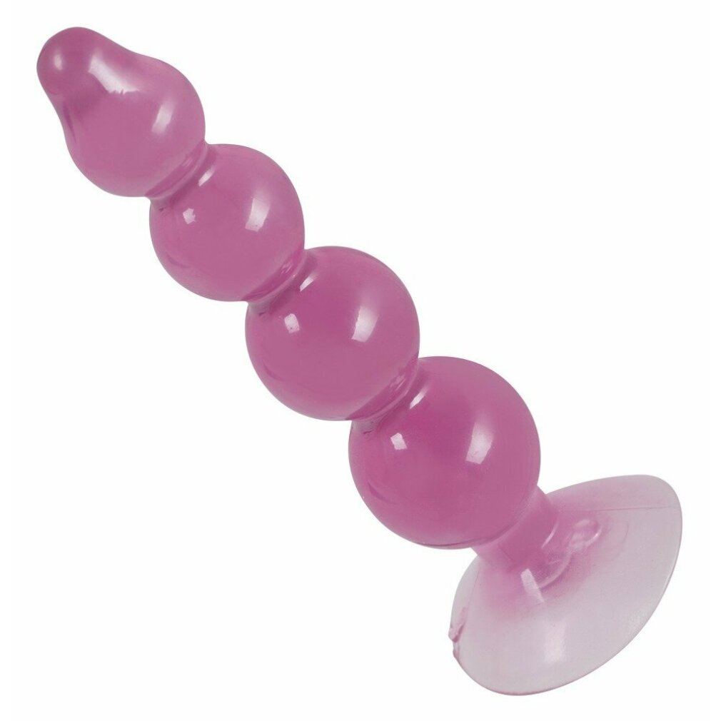 Ein pinkfarbenes, perlenbesetztes Sexspielzeug mit Saugnapf-Basis ist vor einem weißen Hintergrund abgewinkelt.