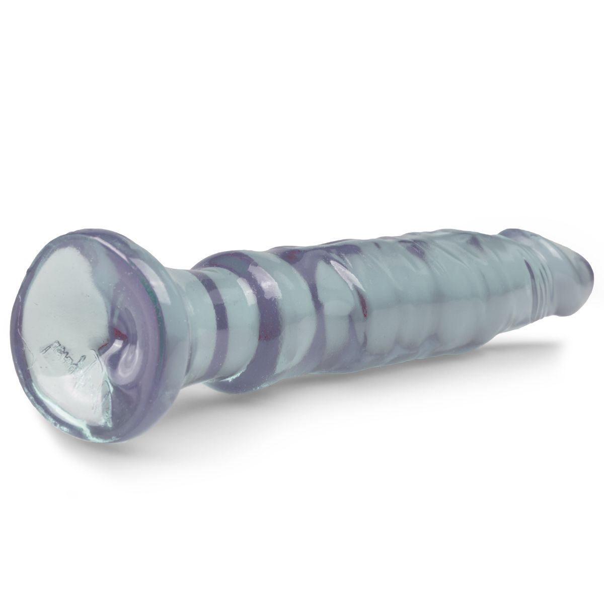 Ein klares Glasobjekt mit einem bauchigen Ende und geripptem Körper, das auf einer weißen Oberfläche liegt. Das Glas hat blaue und violette Farbtöne.