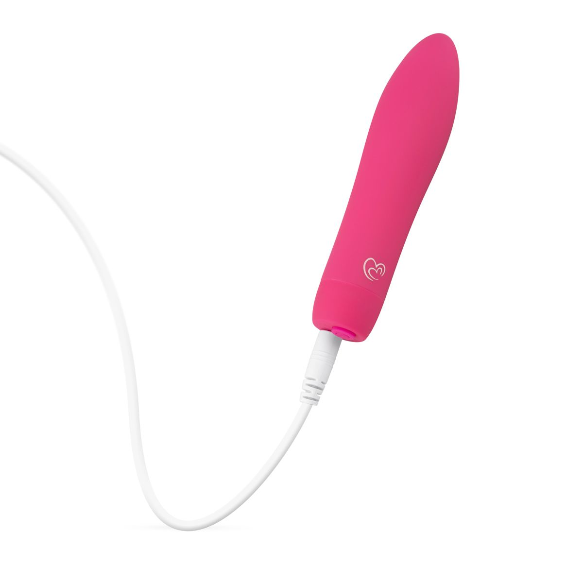 Ein pinkfarbener Vibrator mit weißem Ladekabel auf weißem Hintergrund. Der Vibrator hat ein Herzsymbol.