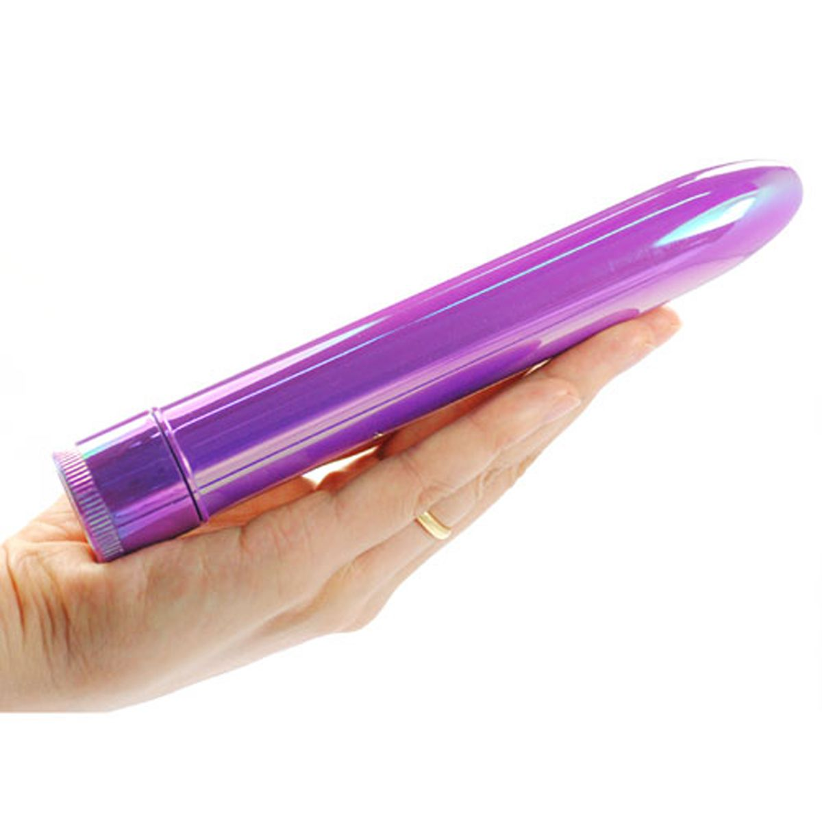 Eine Hand hält einen lila Vibrator. Der Vibrator ist zylindrisch mit abgerundeter Spitze. Der Hintergrund ist weiß.