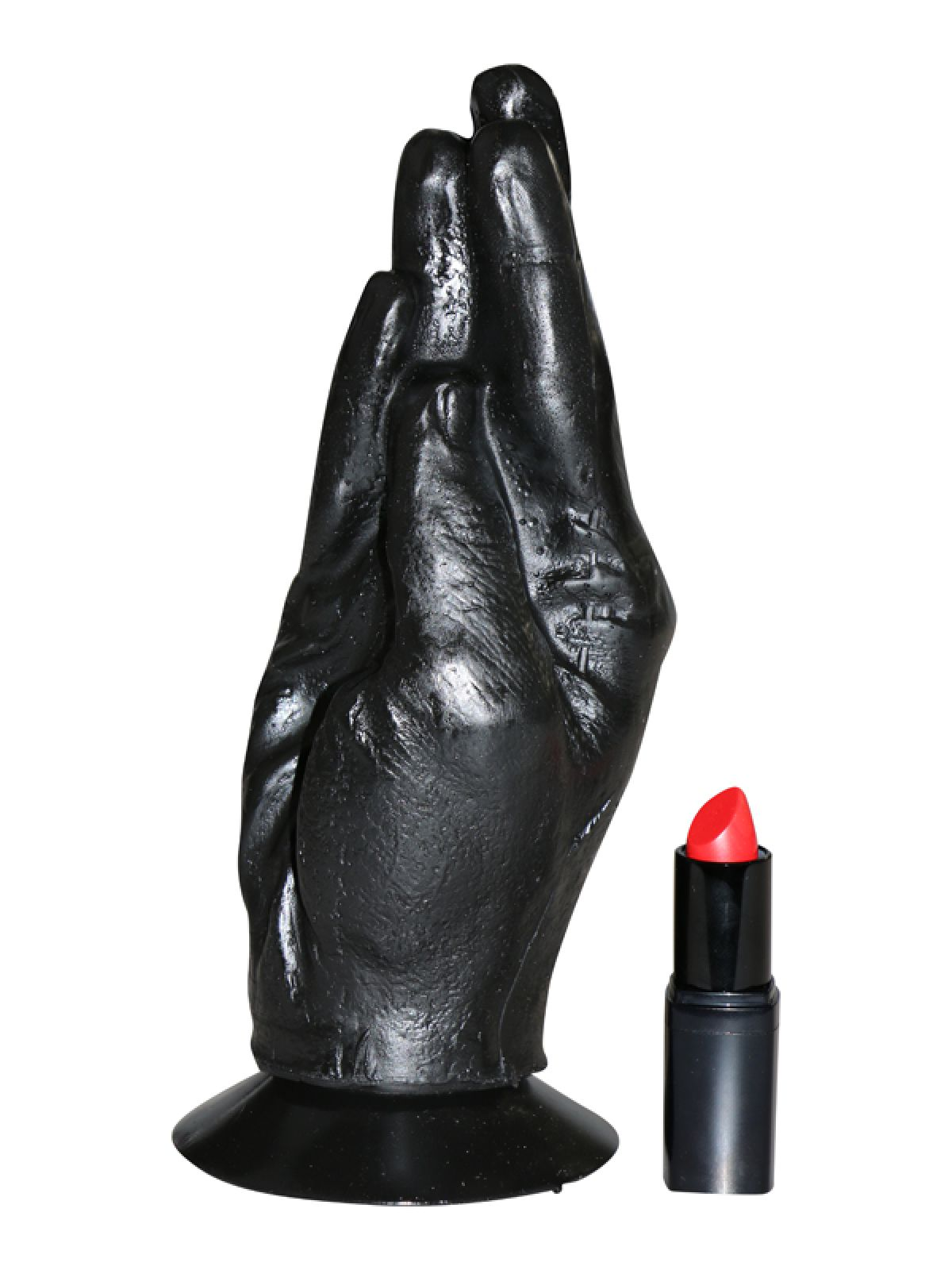 Schwarzes handförmiges Objekt mit einem Sockel, neben einem Lippenstift mit roter Farbe.