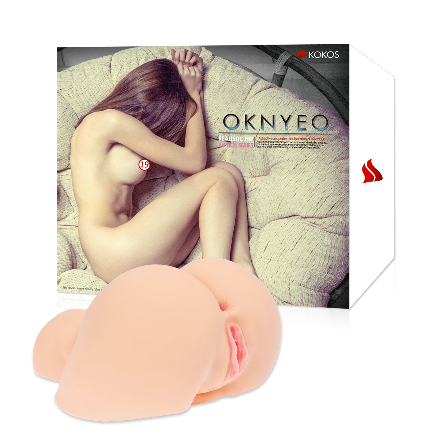 Eine nackte Frau liegt auf einem Stuhl in der Nähe eines Sexspielzeugs. Auf einer weißen Karte steht 'OKNYEO'.