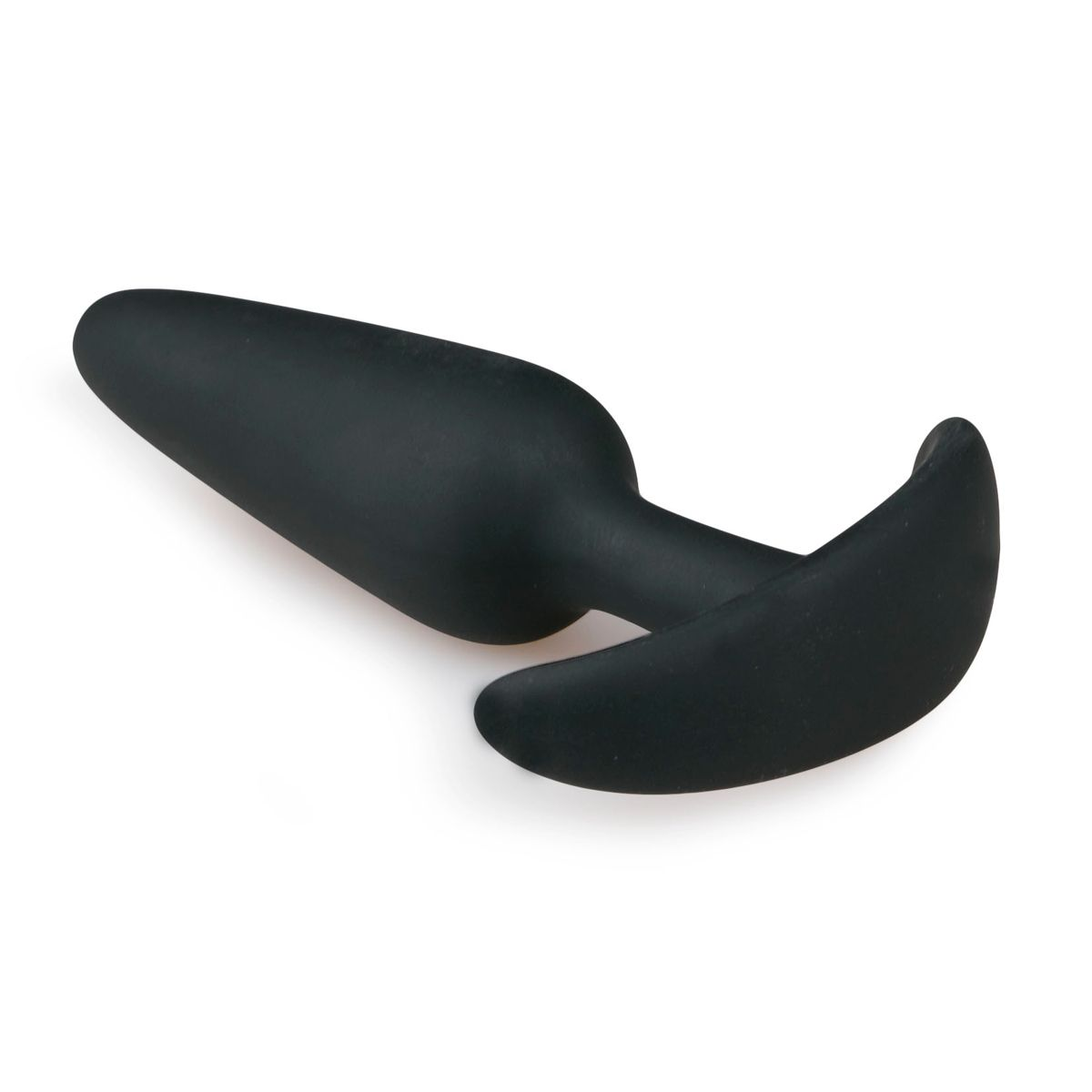 Ein schwarzer Anus-Plug mit konischem Kopf und gebogener Basis liegt auf weißem Hintergrund. Das Objekt ist glatt und abgerundet.
