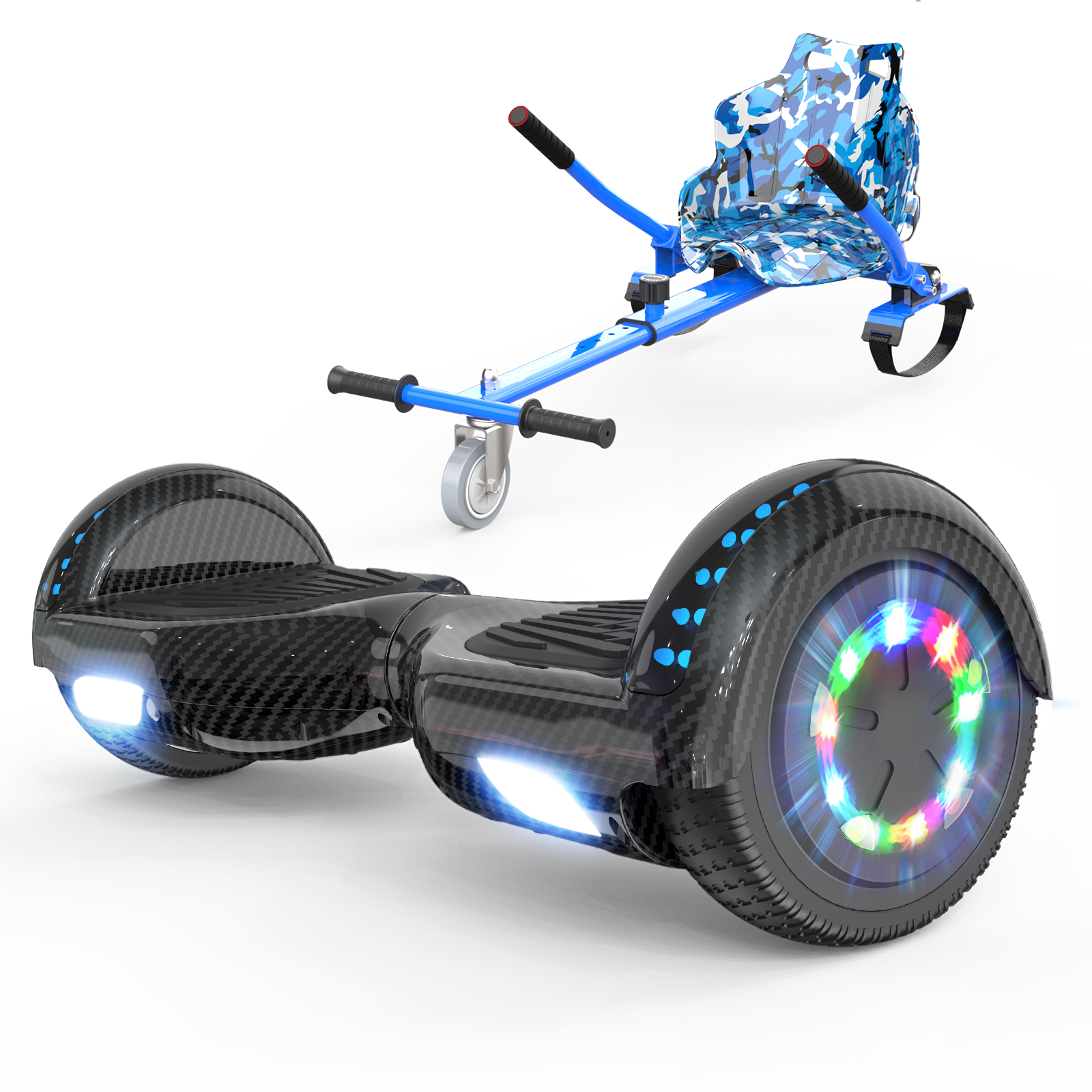 Un hoverboard con un accesorio de asiento camuflado azul. El hoverboard es negro con luces de colores en las ruedas.