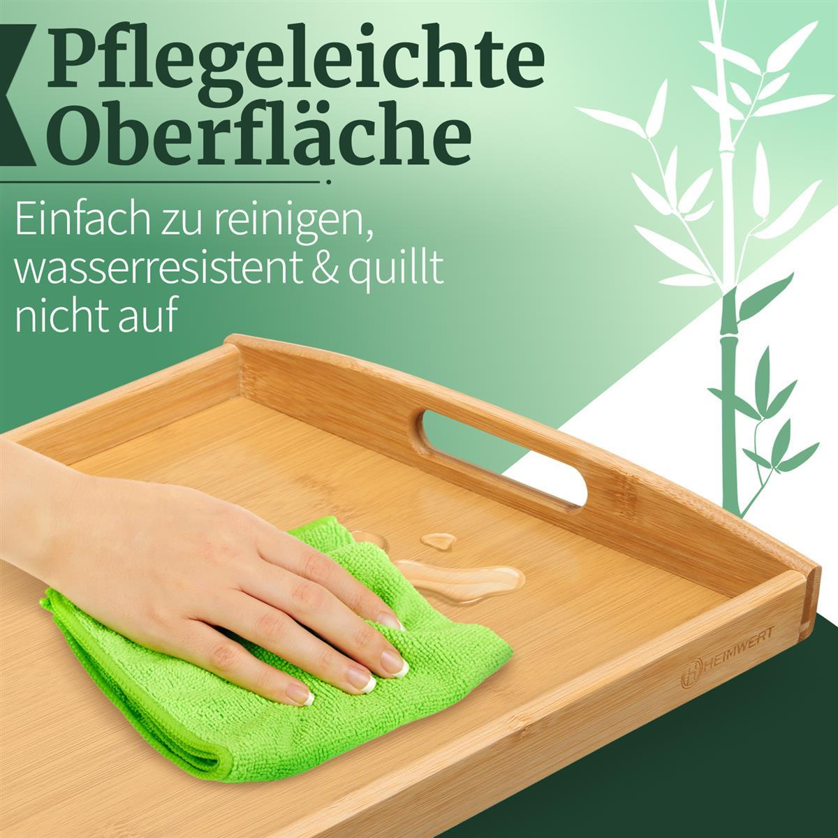 Eine Hand wischt ein Holztablett mit einem grünen Tuch ab. Wassertropfen sind auf dem Tablett. Text: Leicht zu reinigen, wasserfest.